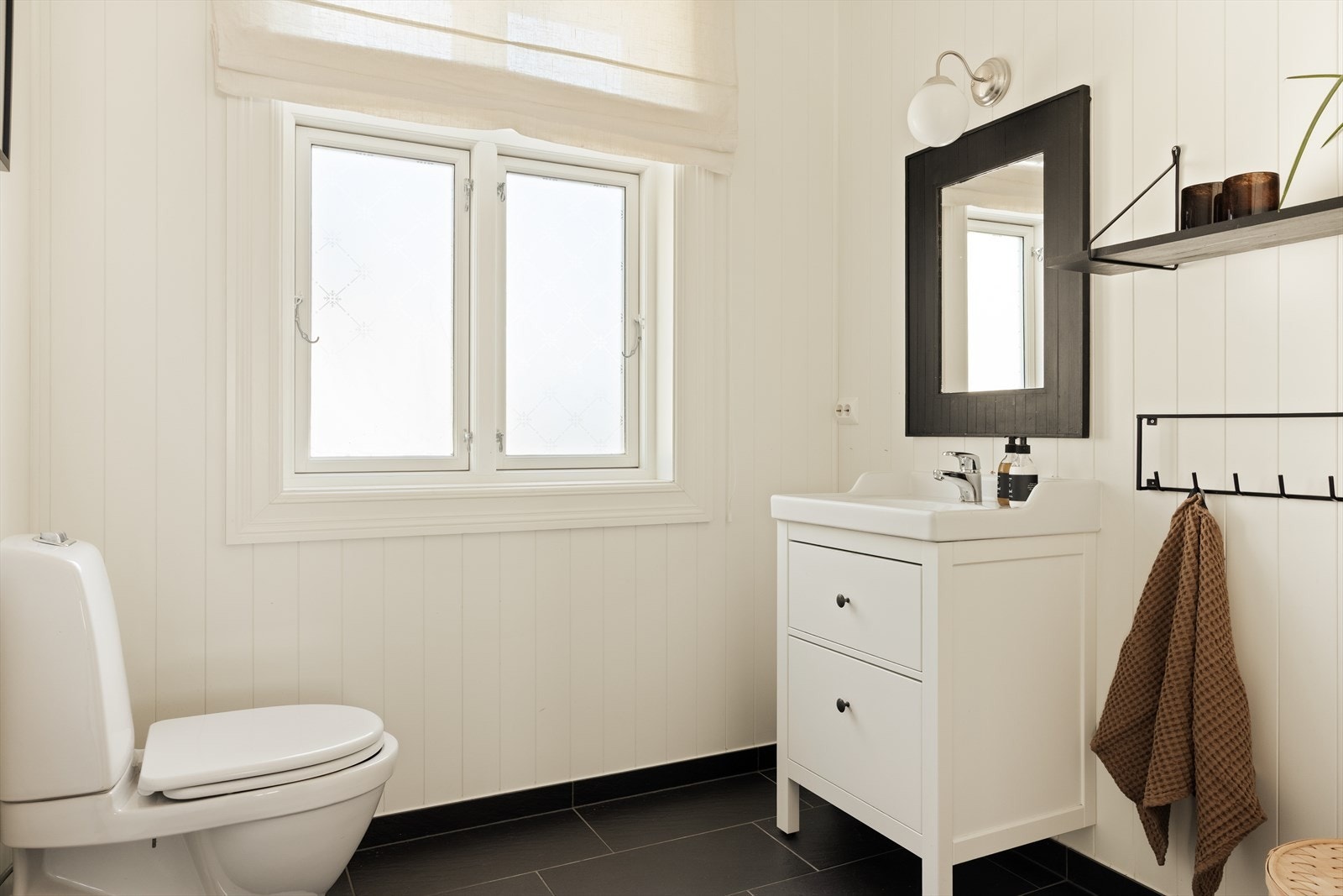 I første etasje finner man vaskerom, matbod og en praktisk WC; perfekt når man har gjester. Galleribilde