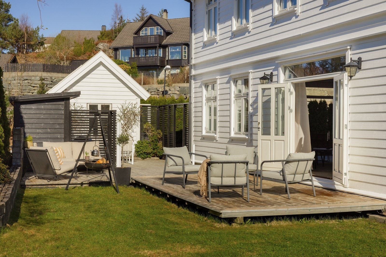 Boligen har flott arkitektur med et stilrent og tiltalende uttrykk, og fremstår som både innbydende og velholdt. Galleribilde