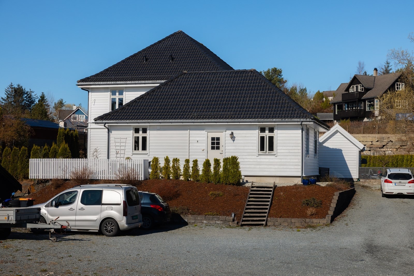 Parkering på egen tomt. Galleribilde