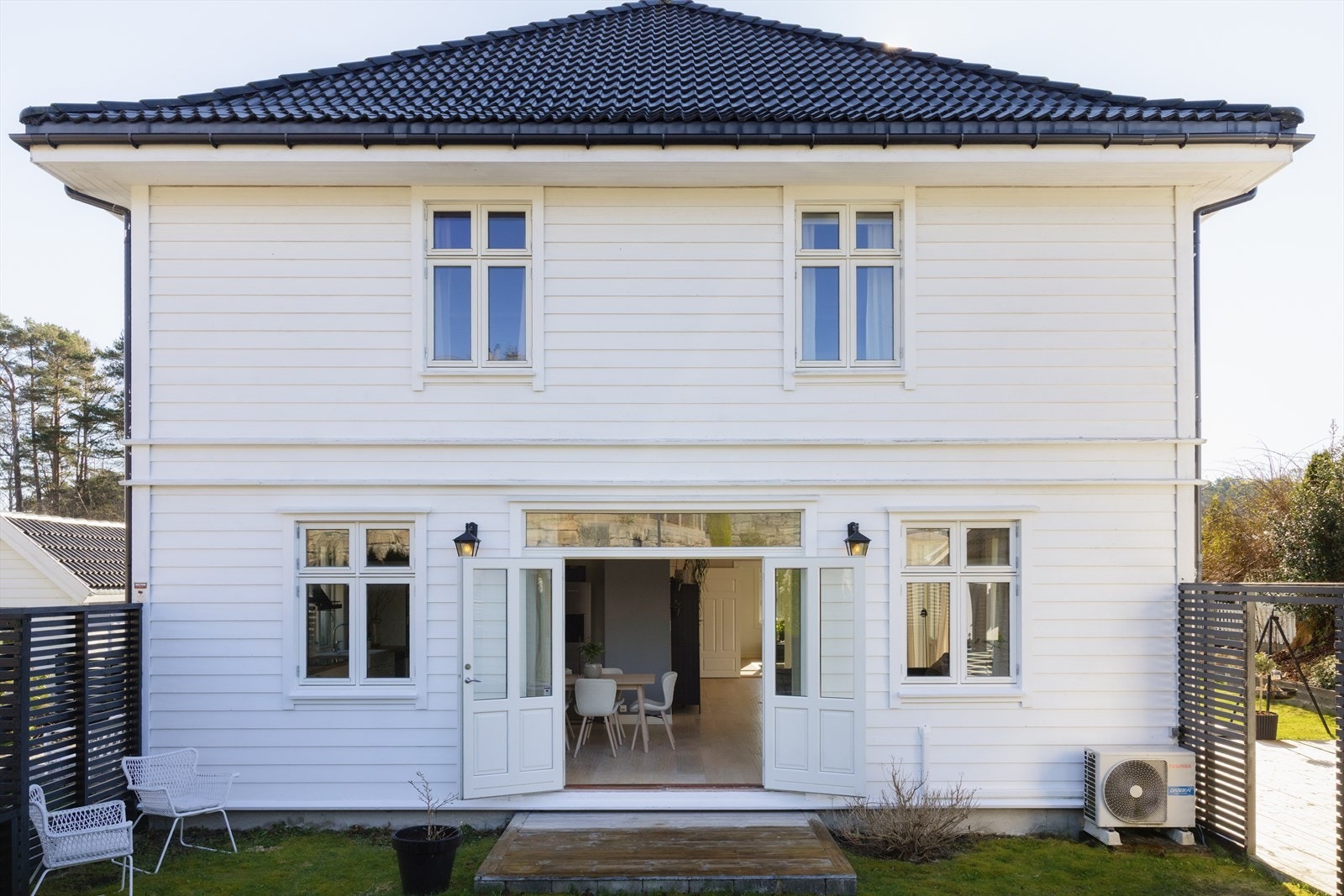Fra kjøkkenet har man utgang til en av terrassene. Galleribilde