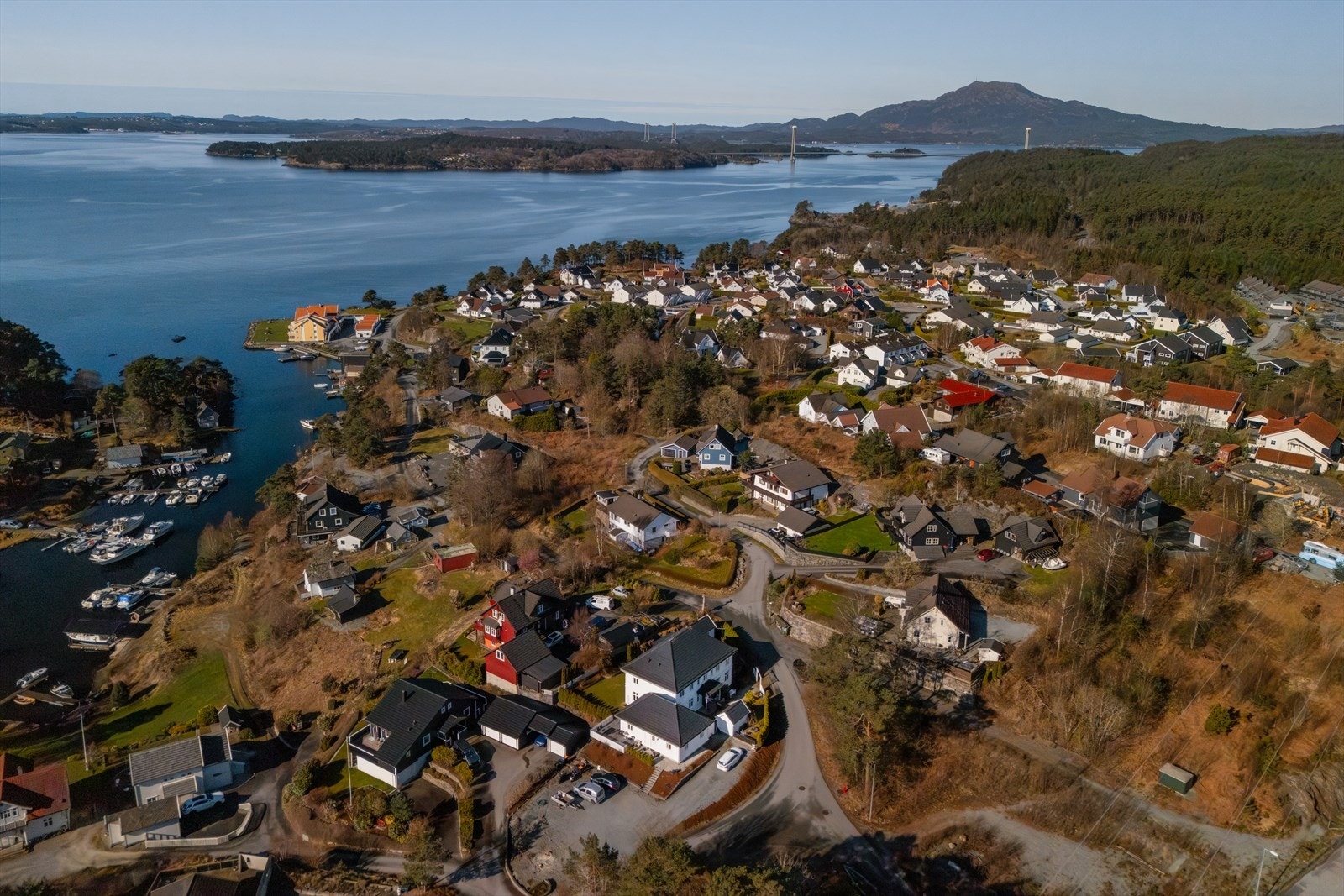 Hornelandsvågen 24 A og B har en flott beliggenhet i et etablert og rolig boligområde i Hornalandsvågen på Stord. Galleribilde