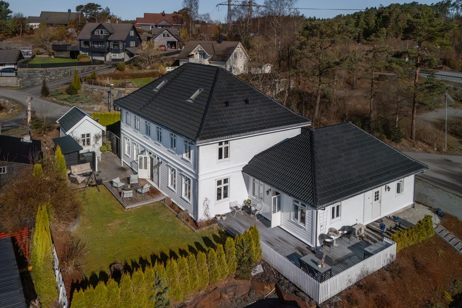 Her får man en stor enebolig med mange bruksmuligheter, gode oppholdsrom og en gjennomført bolig med svært gode kvaliteter. Galleribilde