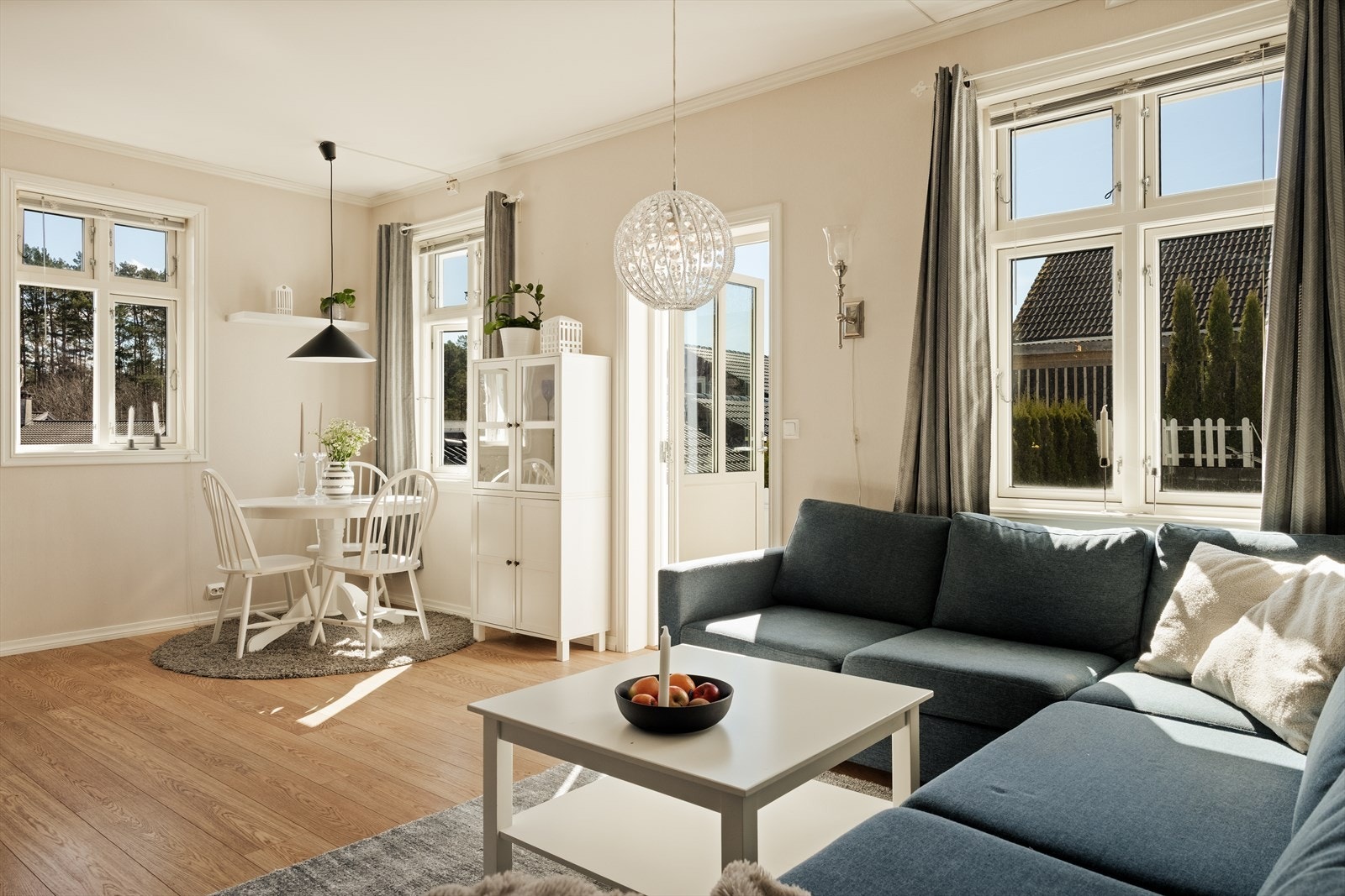 Utleiedelen er et attraktivt tilskudd til boligen og gir gode muligheter for leieinntekter, generasjonsbolig eller en skjermet del for familie og gjester. Galleribilde