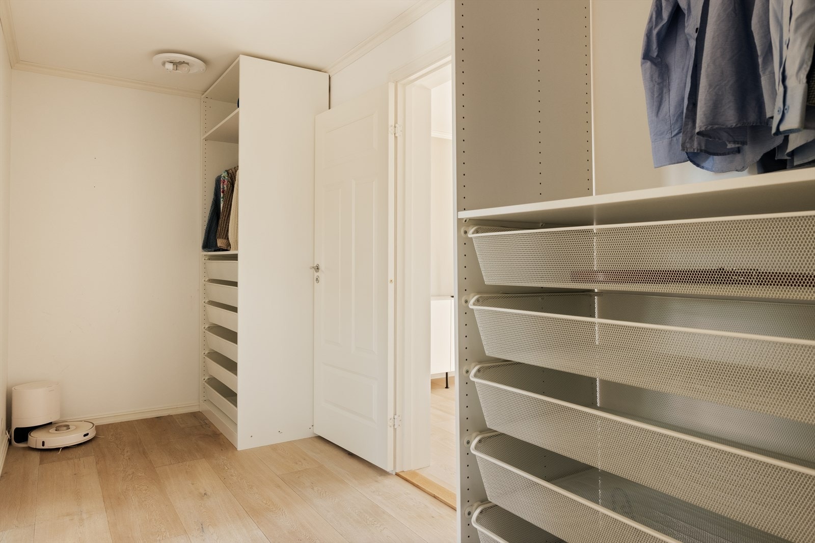 Hovedsoverommet har tilknyttet walk-in closet, som gir svært gode oppbevaringsmuligheter og bidrar til en ryddig og komfortabel hverdag. Galleribilde