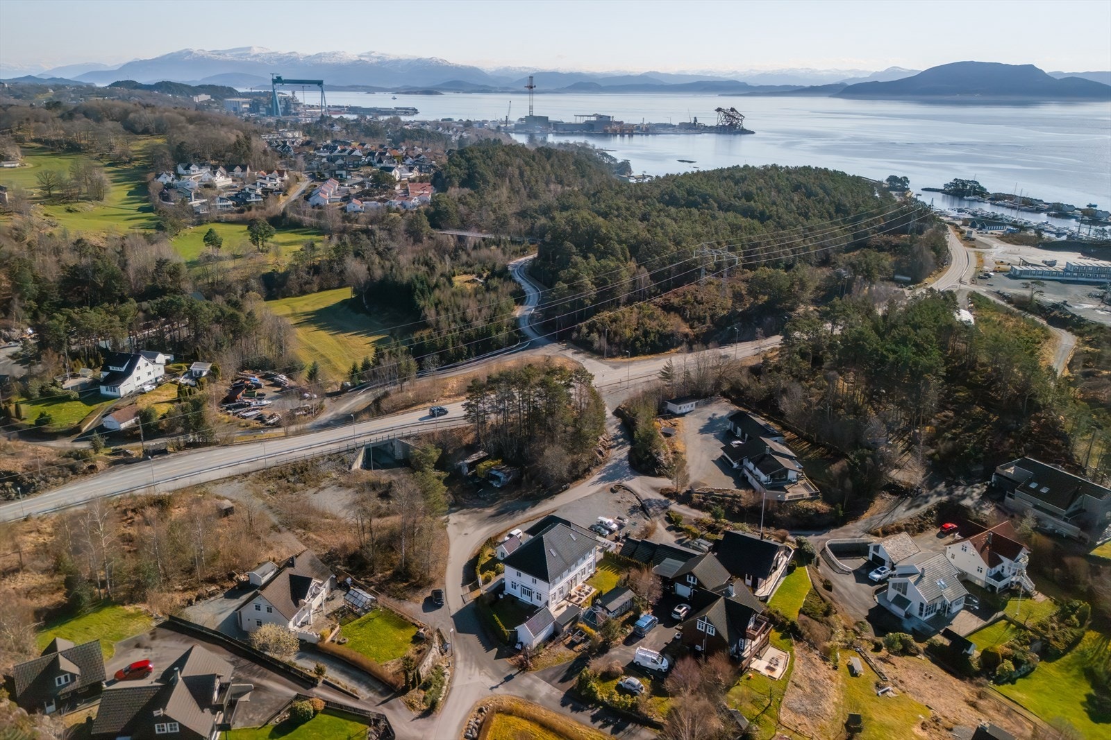 Eiendommen ligger skjermet til med nærhet til sjøen, fine turområder og et nabolag som av lokalkjente beskrives som både trygt, hyggelig og landlig, samtidig som det er sentralt. Galleribilde