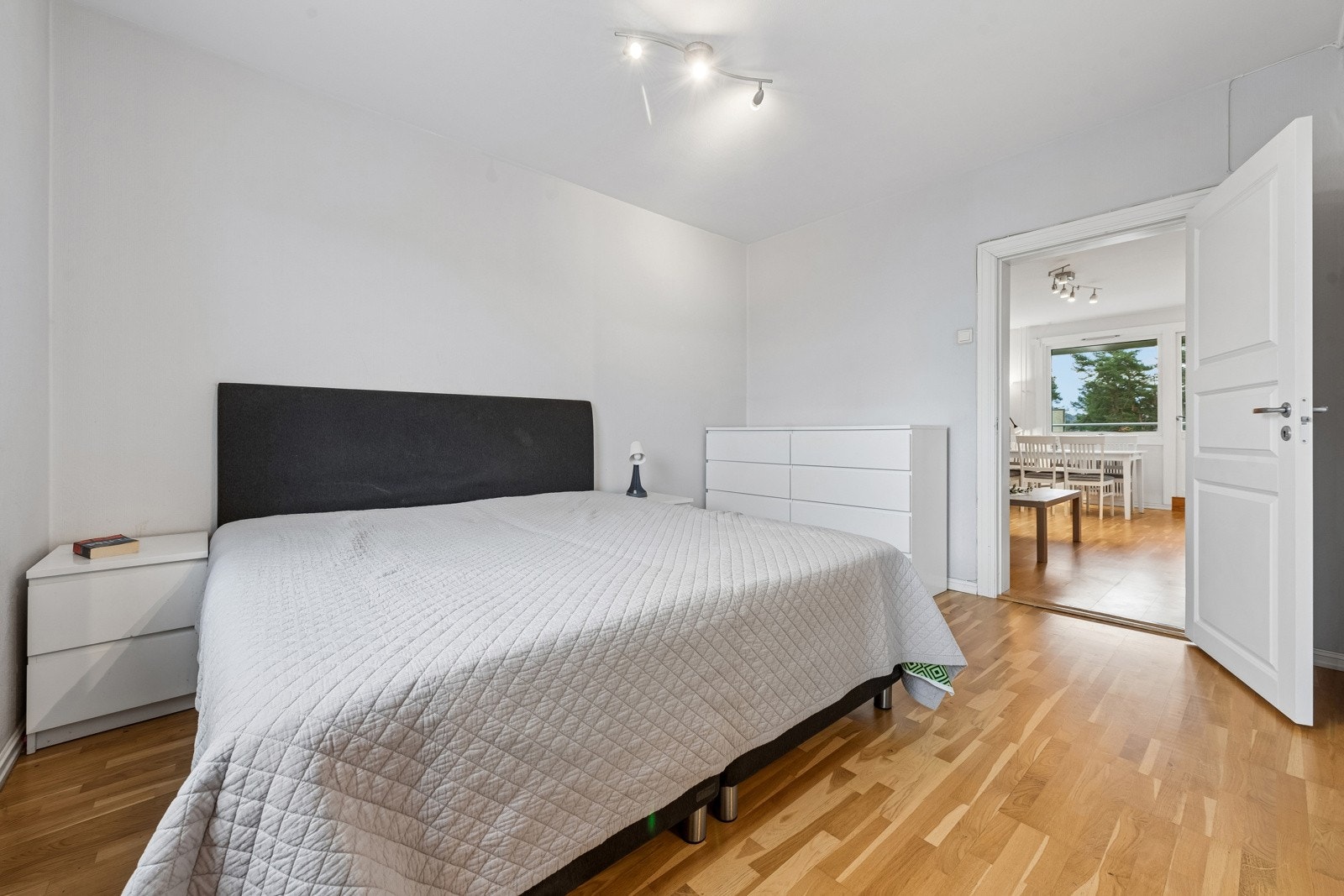 Hovedsoverommet har adkomst fra stuen og soverom II har adkomst fra fra entreen. Galleribilde