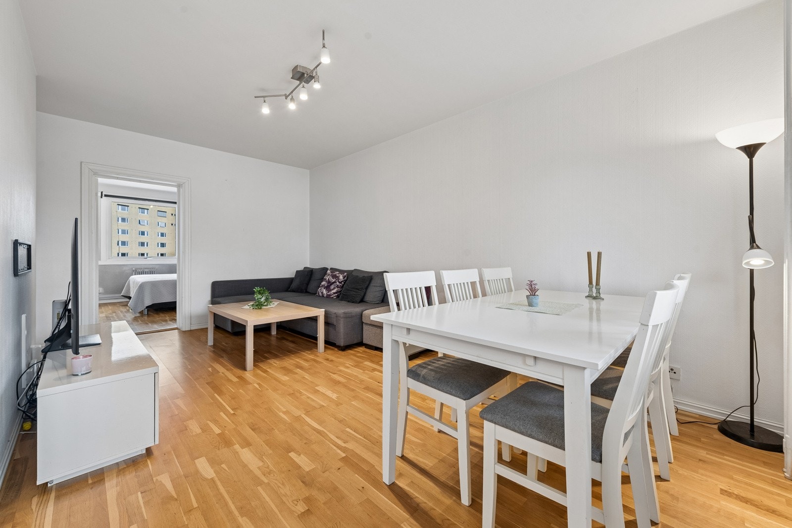 Stue med god plass til spisebord i tillegg til sofagruppe. Galleribilde