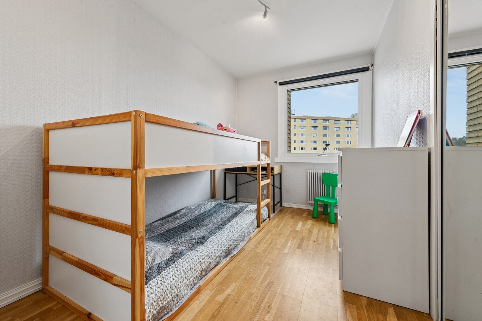 Soverom II er for tiden innredet som barnerom, og egner seg også som gjesterom eller kontor. Galleribilde