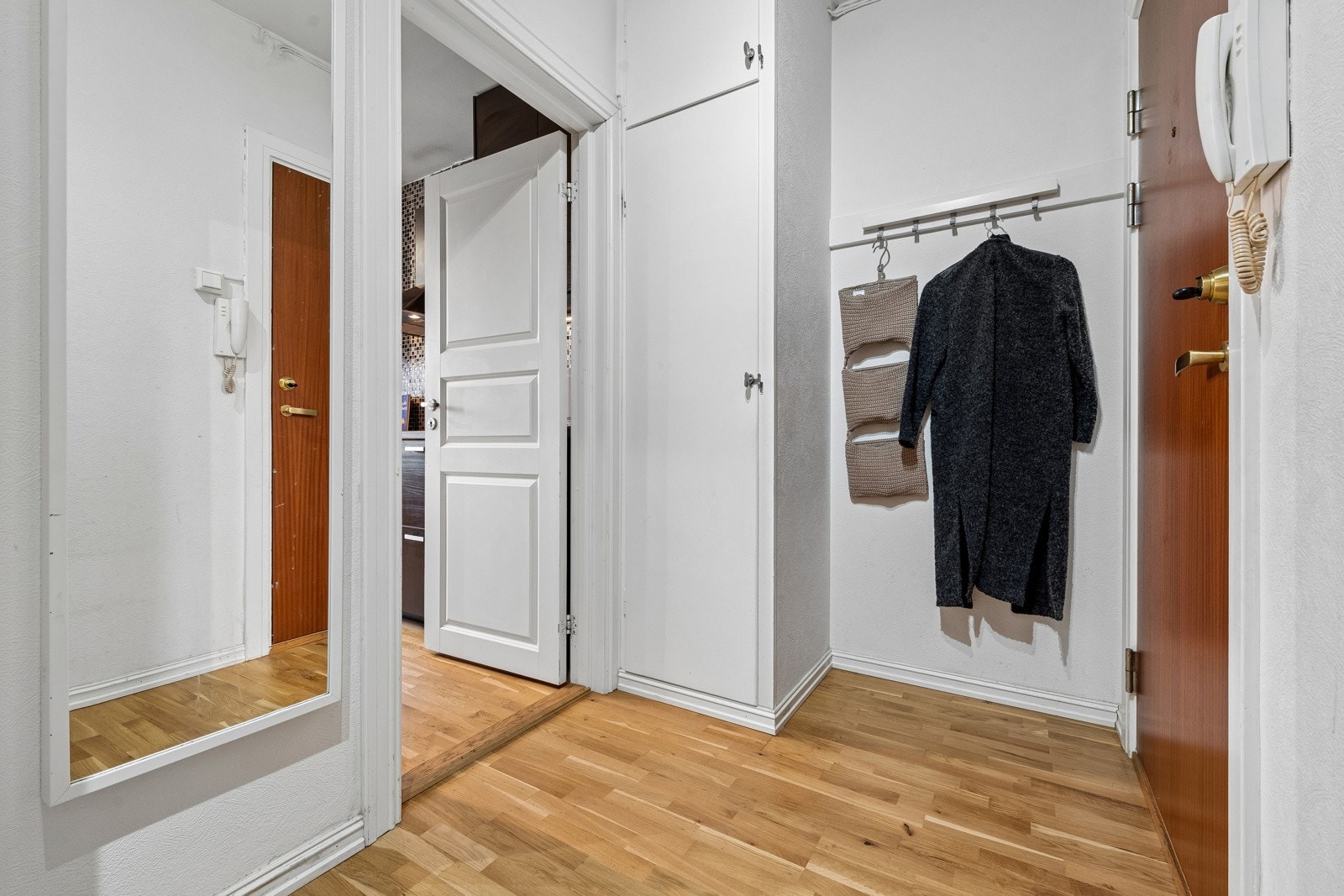 Entre med plassbygd garderobeskap med plass til yttertøy, sko mm. Galleribilde