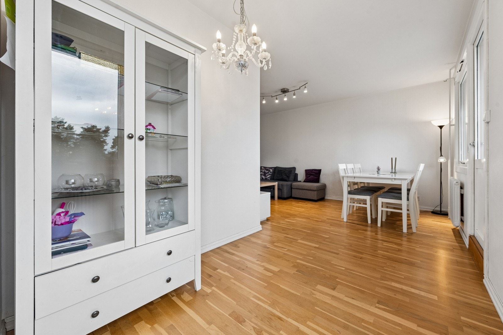 Stue og spisestue med flere innredningsmuligheter. Galleribilde
