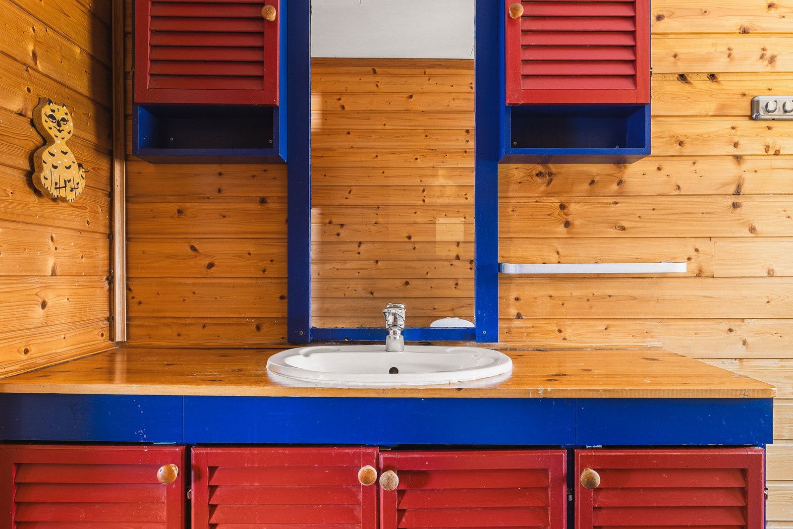 Badet måles til 7 kvm. Badet må totalrenoveres for å tale normal bruk etter dagens krav. Galleribilde