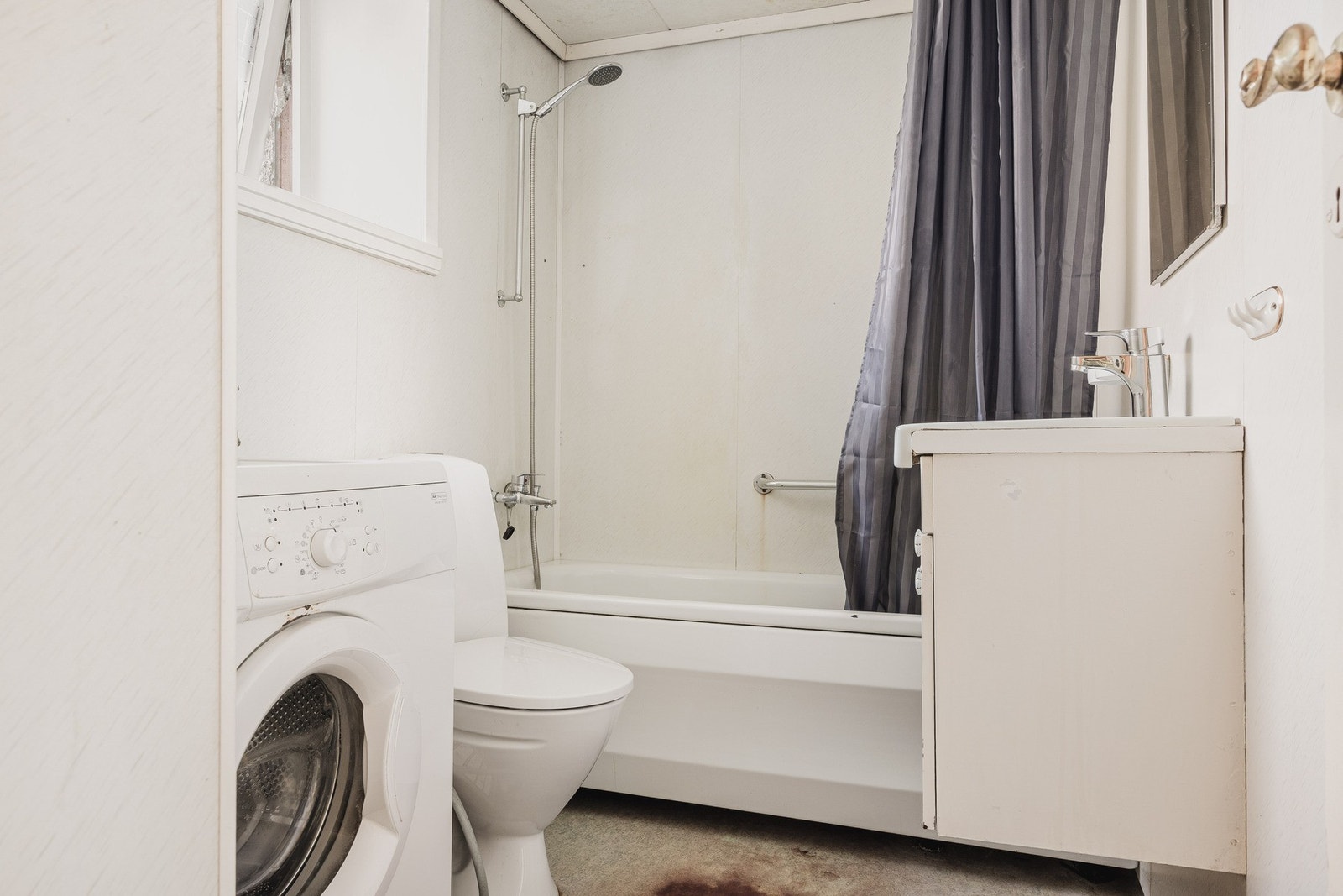 Belegg på gulv, baderomsplater på vegger og takplater i
himling.
Badet er innredet med: Badekar m/dusj, toalett,
baderomsinnredning og opplegg for vaskemaskin. Galleribilde