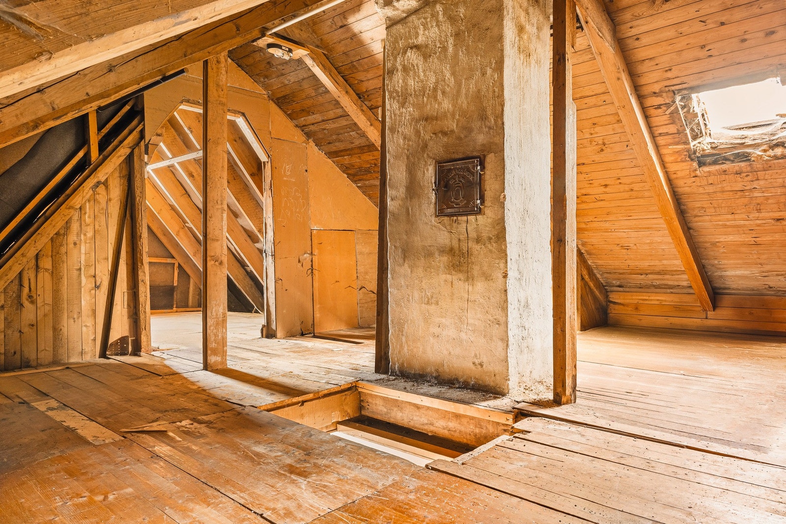 Stort loft som sørger for gode oppbevaringsplass. Galleribilde