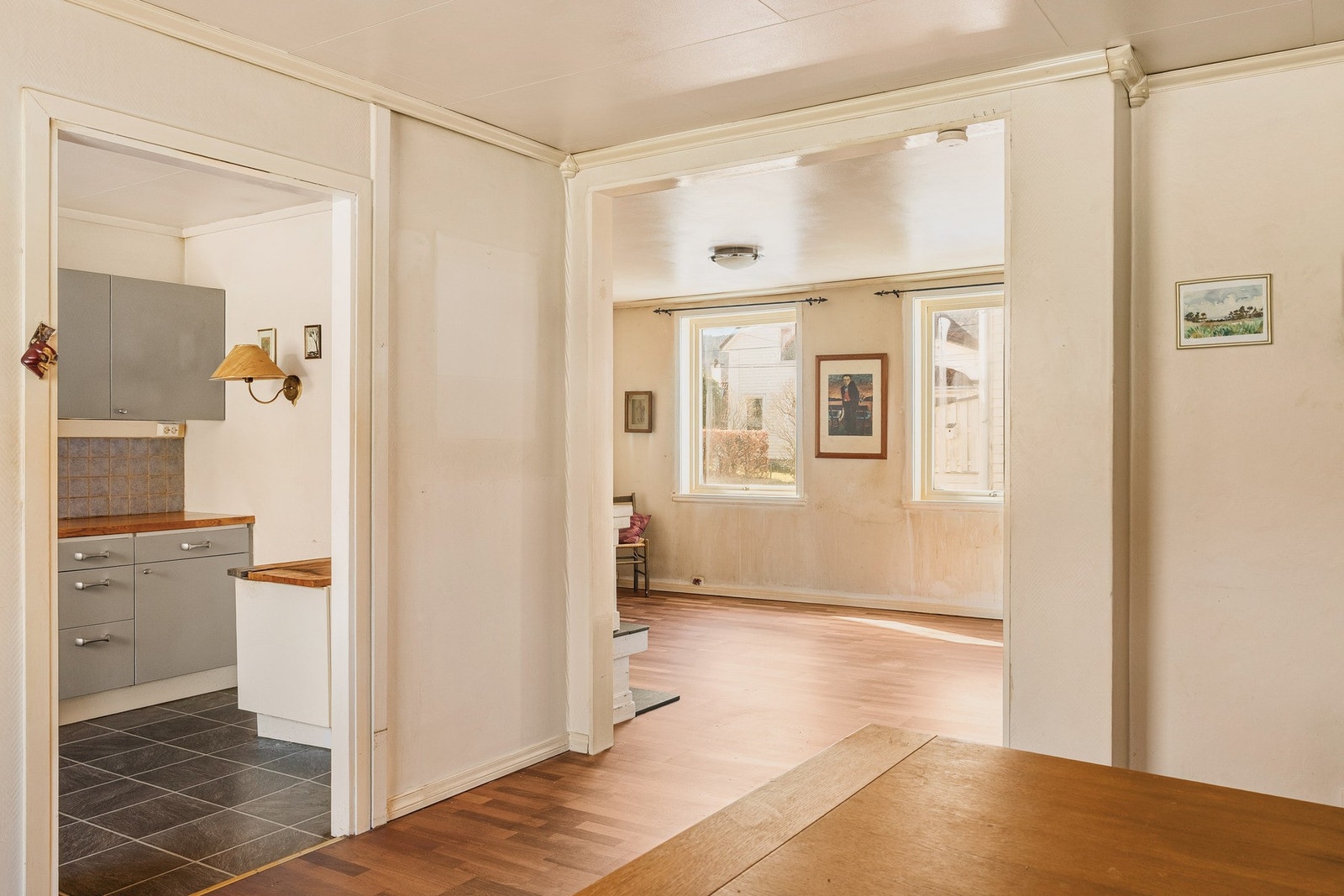 Spisestuen har utsikt mot hagen på baksiden av huset. Galleribilde