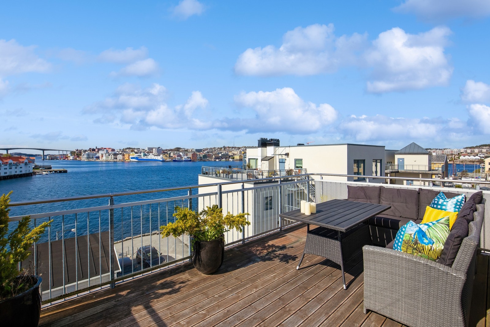 Terrasse med nydelig utsikt over havna. Galleribilde
