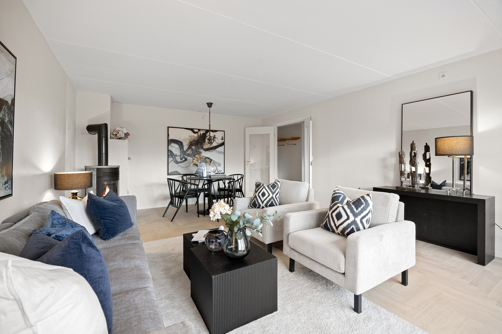 Stuen har god plass til en romslig sittegruppe, spisebord og en egen "godstol". Galleribilde