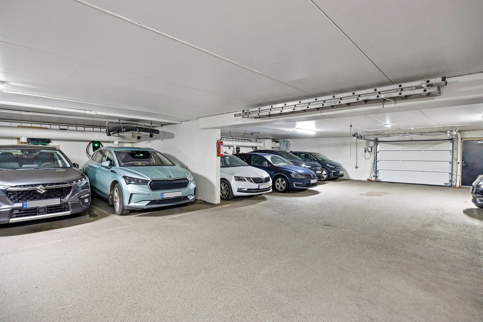 Det følger egen biloppstillingsplass i felles garasjeanlegg under bygningen i nummer 15. Galleribilde