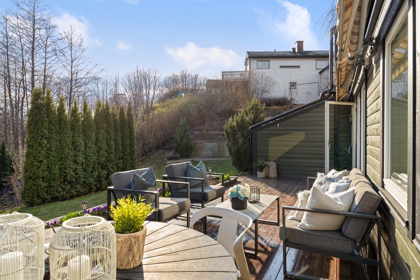 På uteplassen er det god plass til sittegruppe, spisebord, grill, solsenger mm. Galleribilde