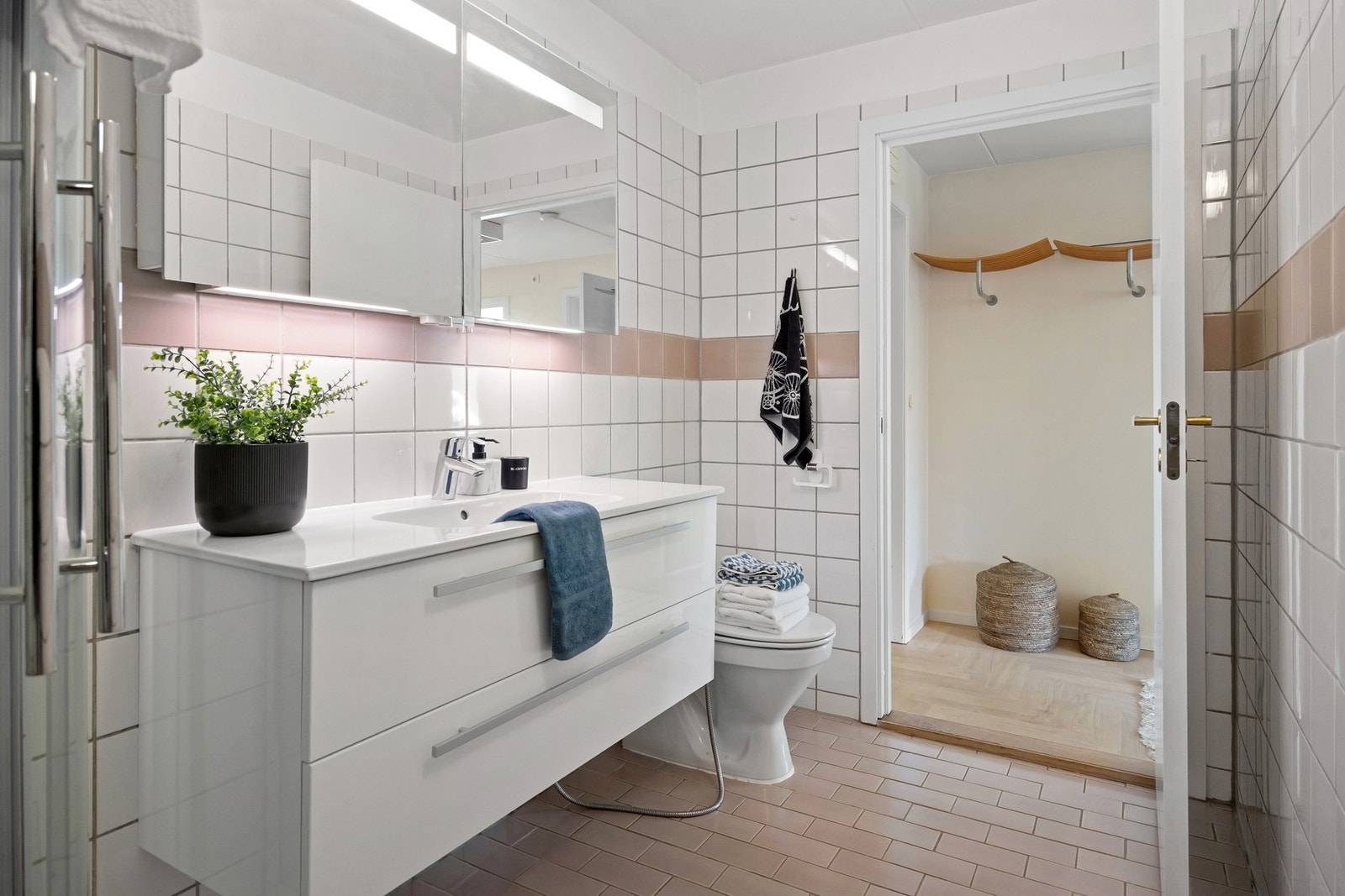 Badet er inndelt i to soner, med baderom og vaskerom. Galleribilde
