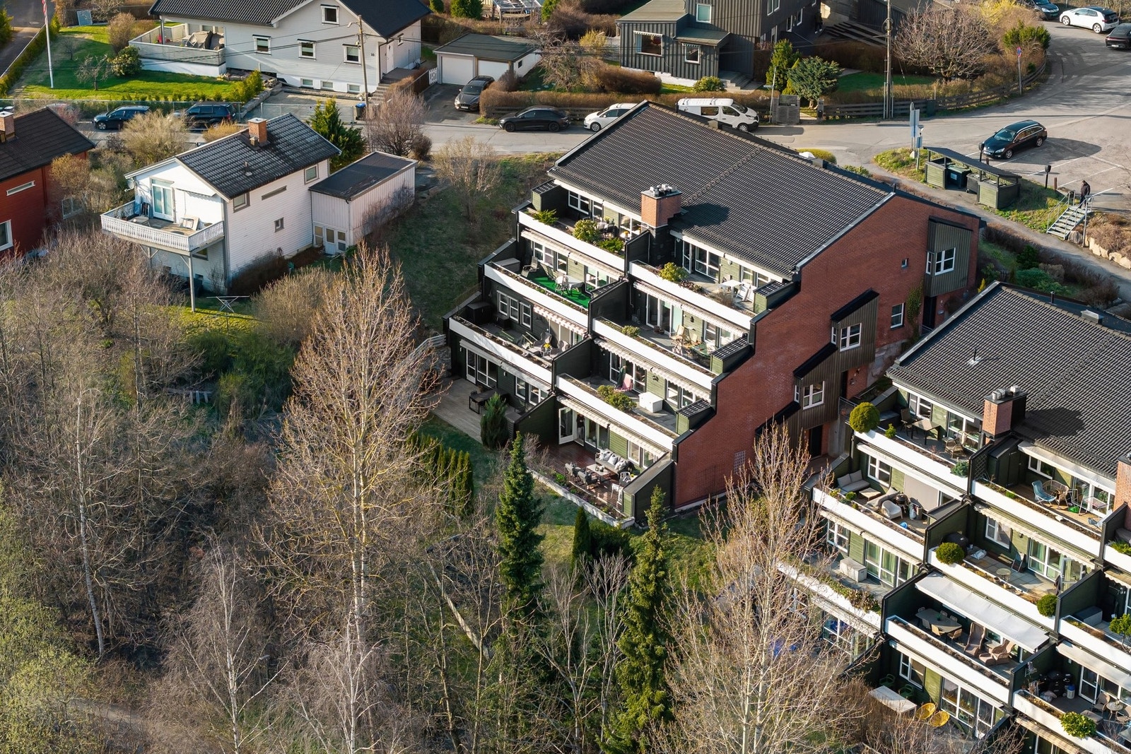 Her bor du landlig til, med kort vei til alle byens fasiliteter og servicetilbud. Galleribilde
