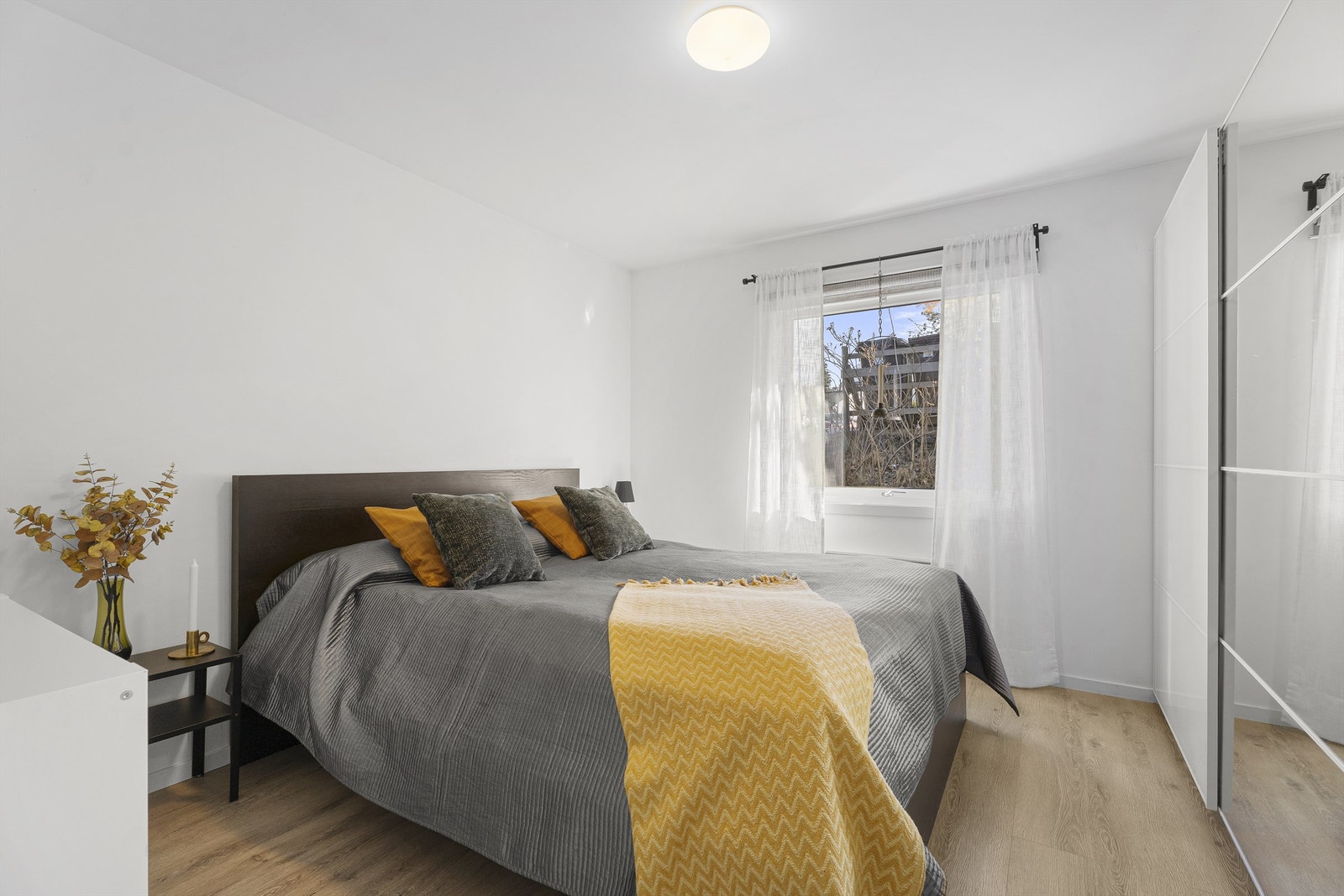 Hovedsoverom med rolig og behagelig atmosfære og god garderobe plass. Galleribilde