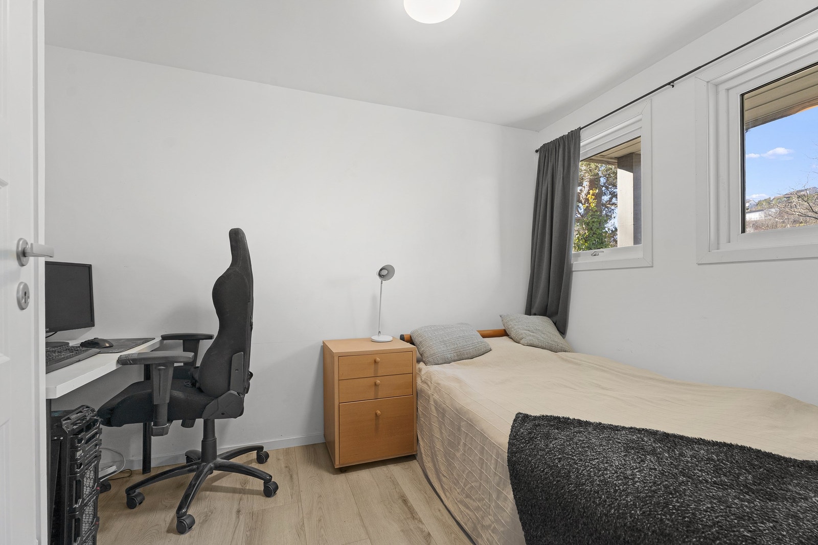Soverom med fine lysforhold og plass til skrivebord. Galleribilde