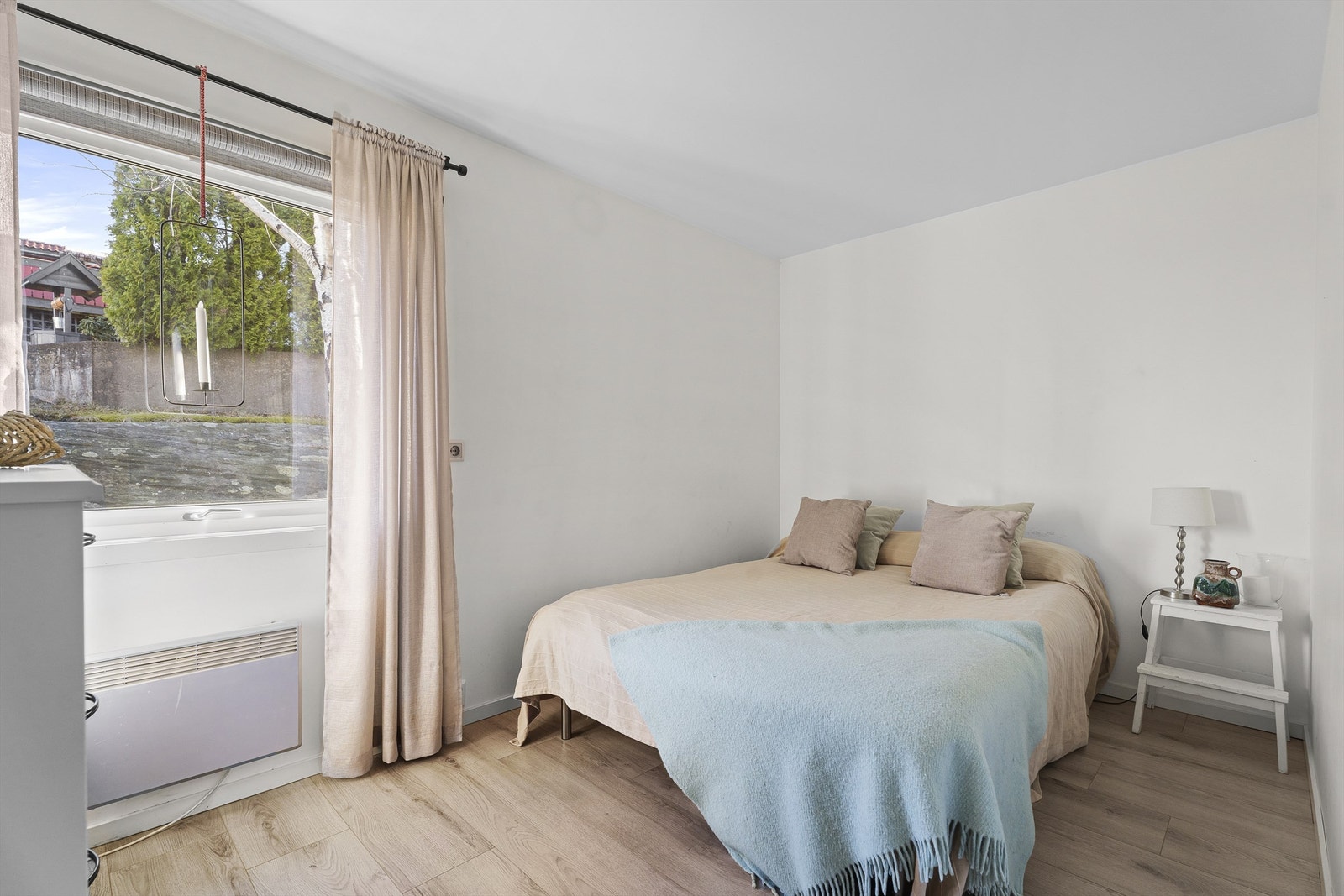 Soverom 3 med stort vindu som gir gode lysforhold. Galleribilde