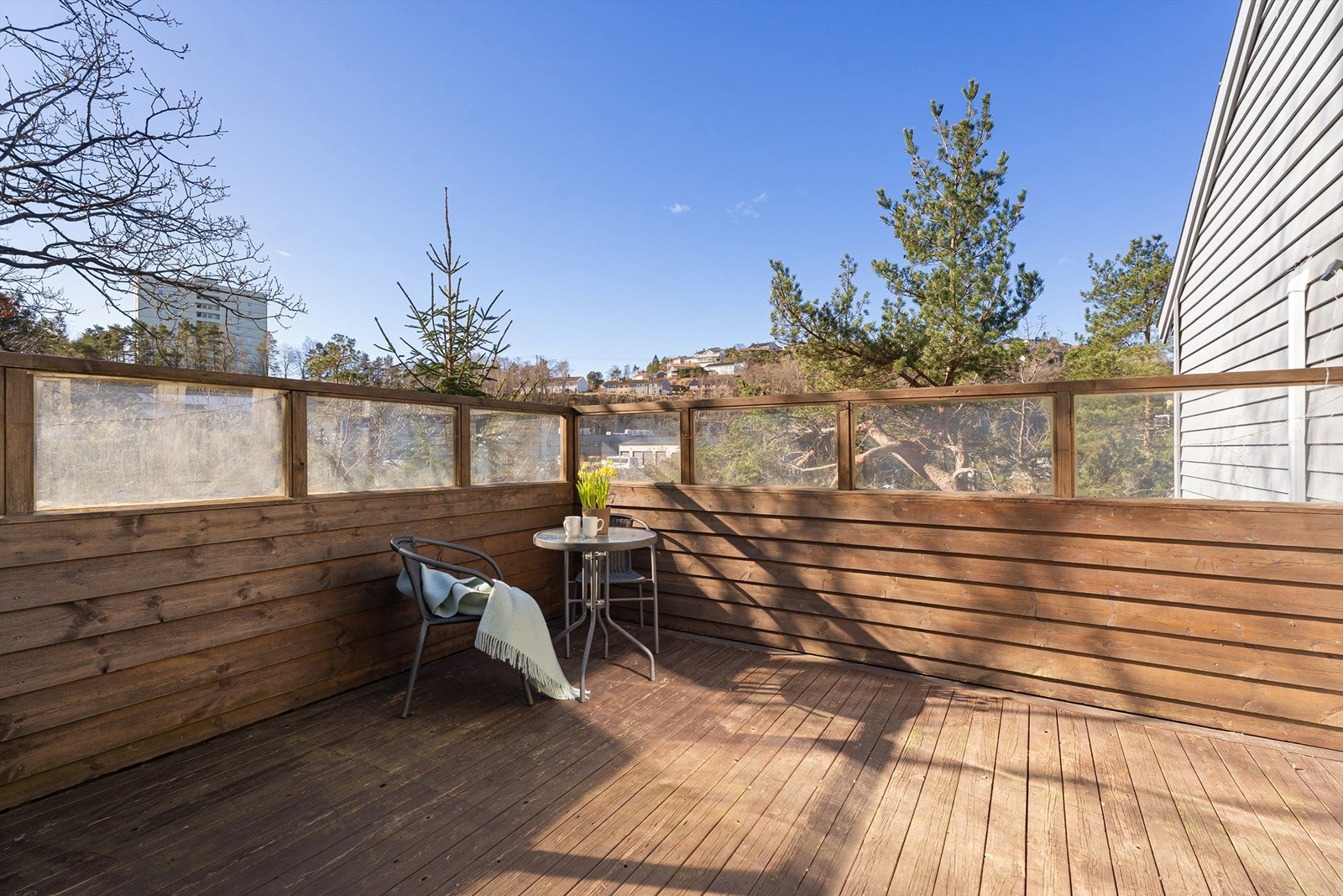 Solrik terrasse med gode oppholdsarealer Galleribilde