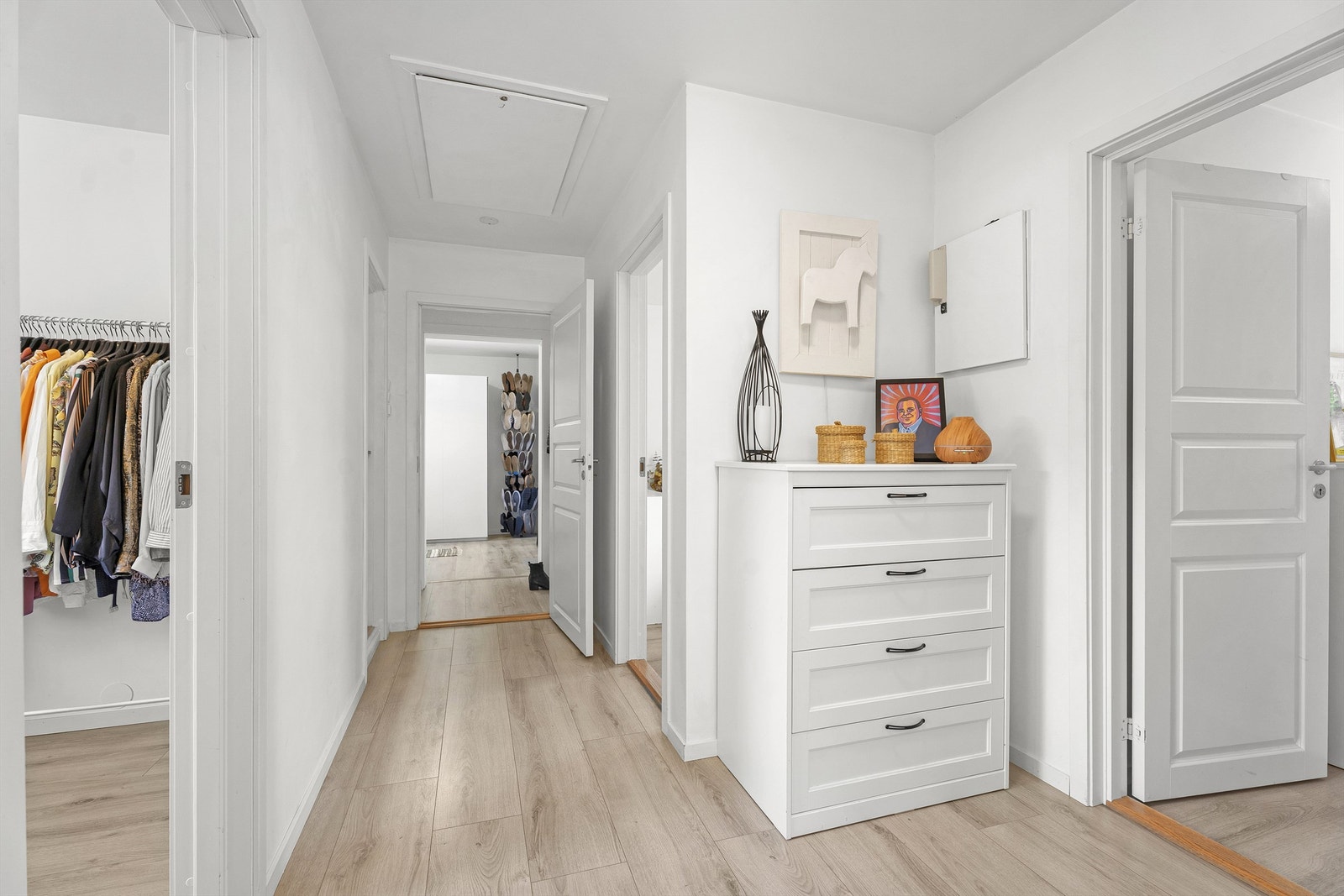 Gang med gode oppbevaringsmuligheter. Galleribilde