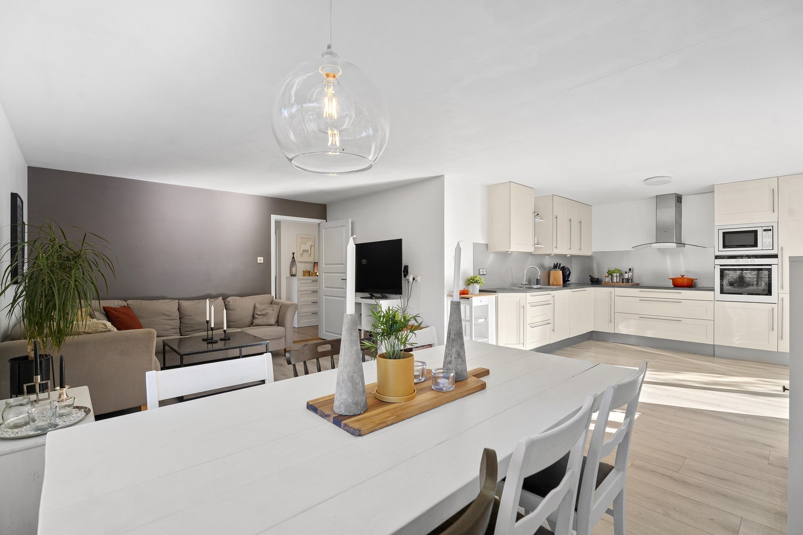Krogsveen v/Anders R. Skajaa presenterer Eigevannskollen 6! - Boligen har en innbydende åpen stue- og kjøkkenløsning med sosial planløsning. Galleribilde