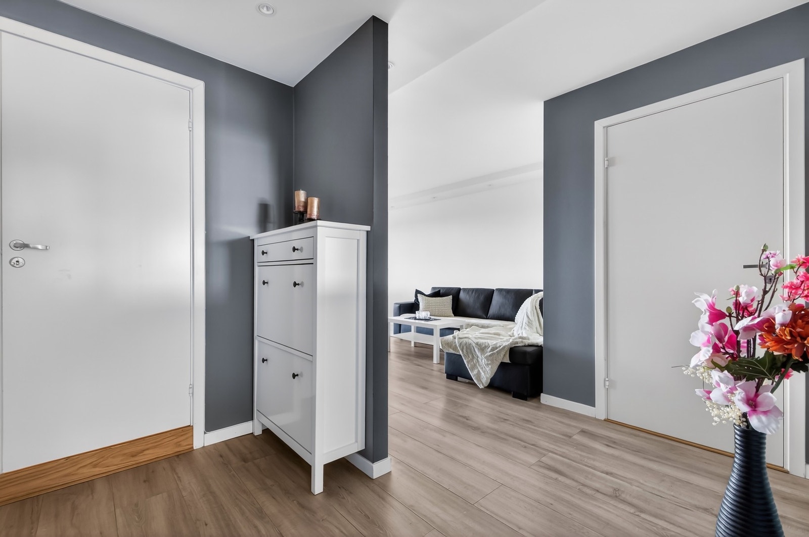 Innbydende entré med plass til oppbevaring Galleribilde