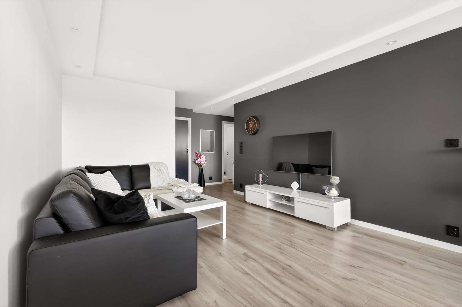 Det er god plass til å innrede med sofagruppe med tilhørende møblement Galleribilde