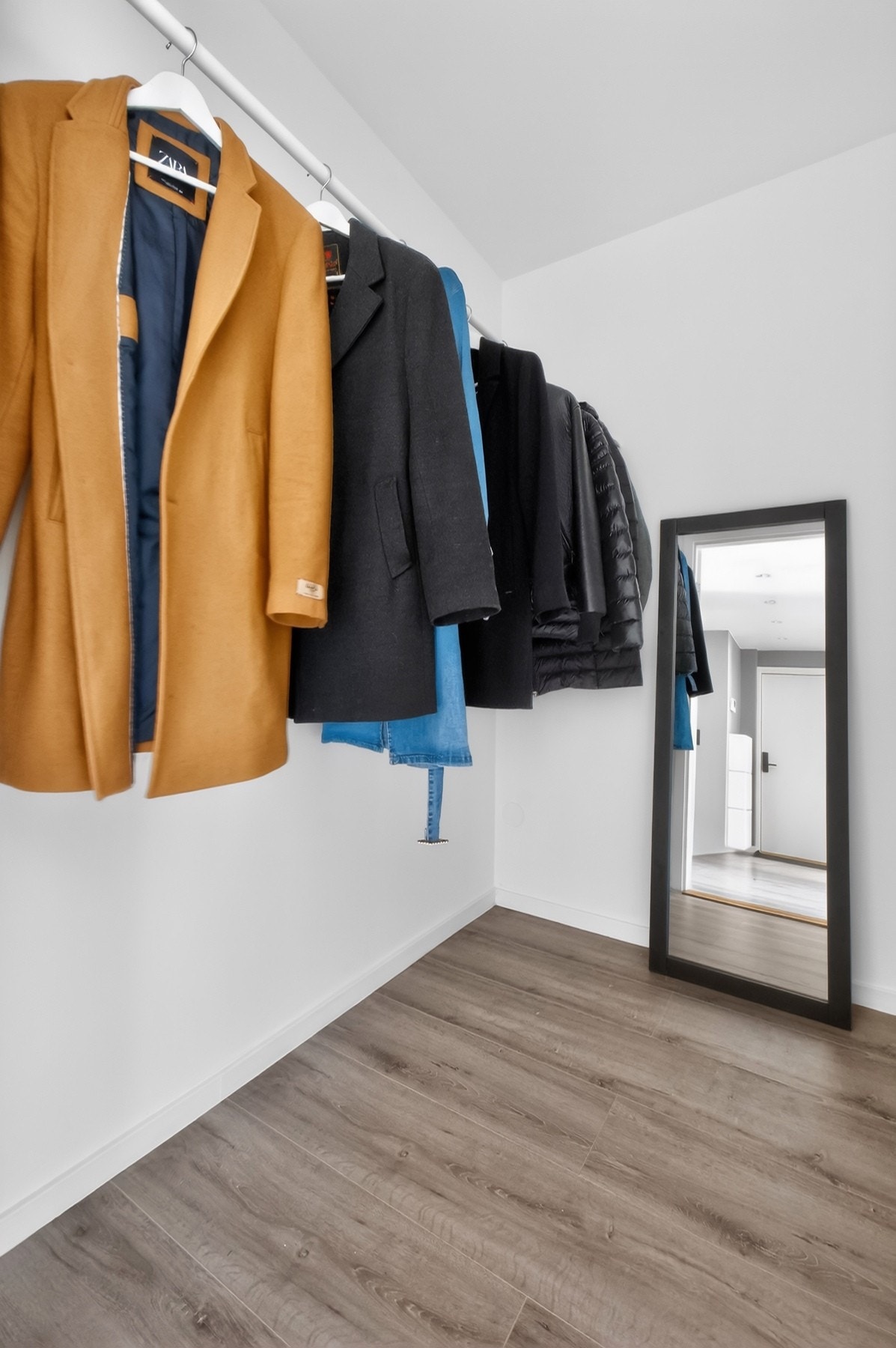 På hovedsoverommet har man tilgang til praktisk walk-in garderobe Galleribilde