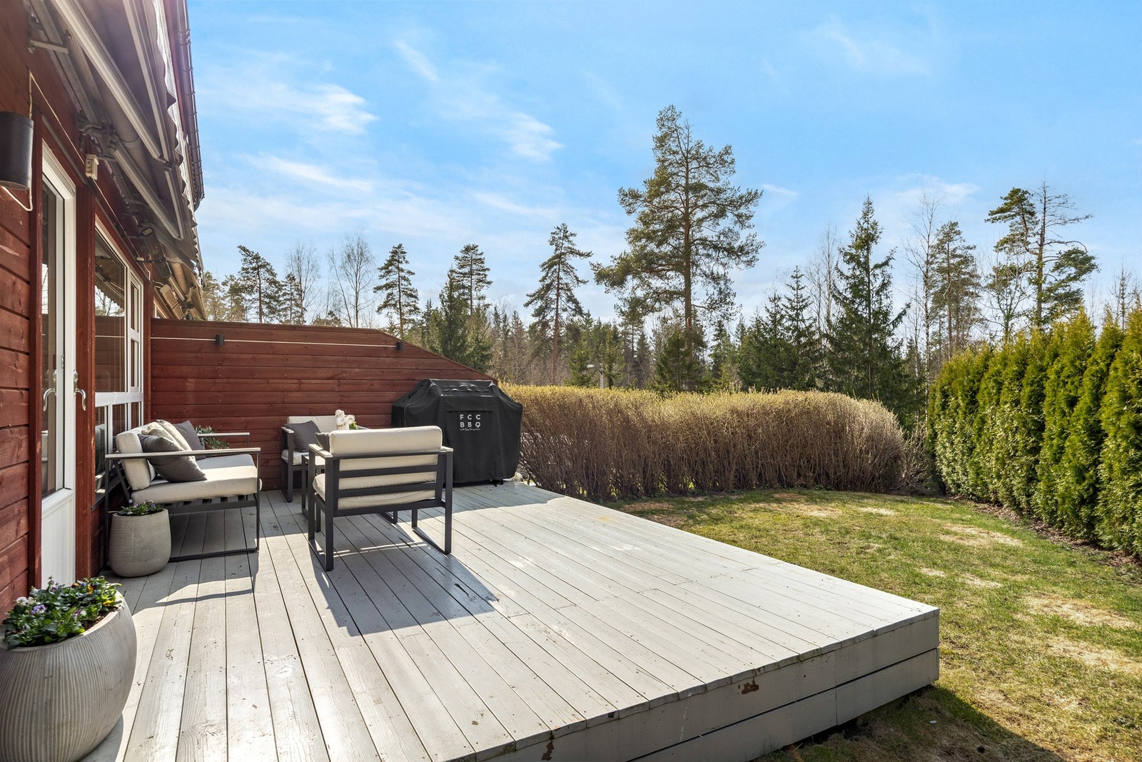 Uteområdet er utstyrt med elektrisk markise og fungerer som en naturlig forlengelse av oppholdsrommet i sommerhalvåret. Galleribilde