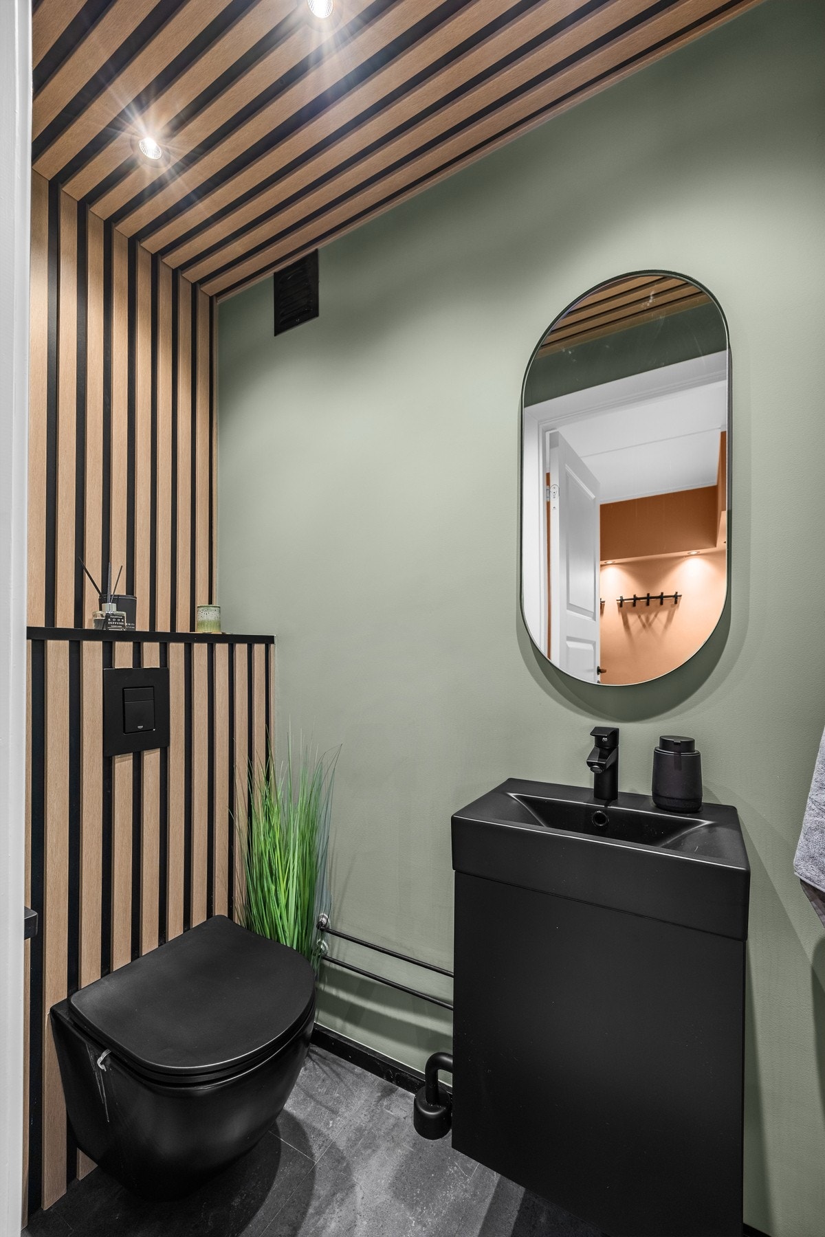 Boligen har også et praktisk toalettrom i 1. etasje. Elegante spiler i tak og vegg, samt downlights i himlingen. Galleribilde