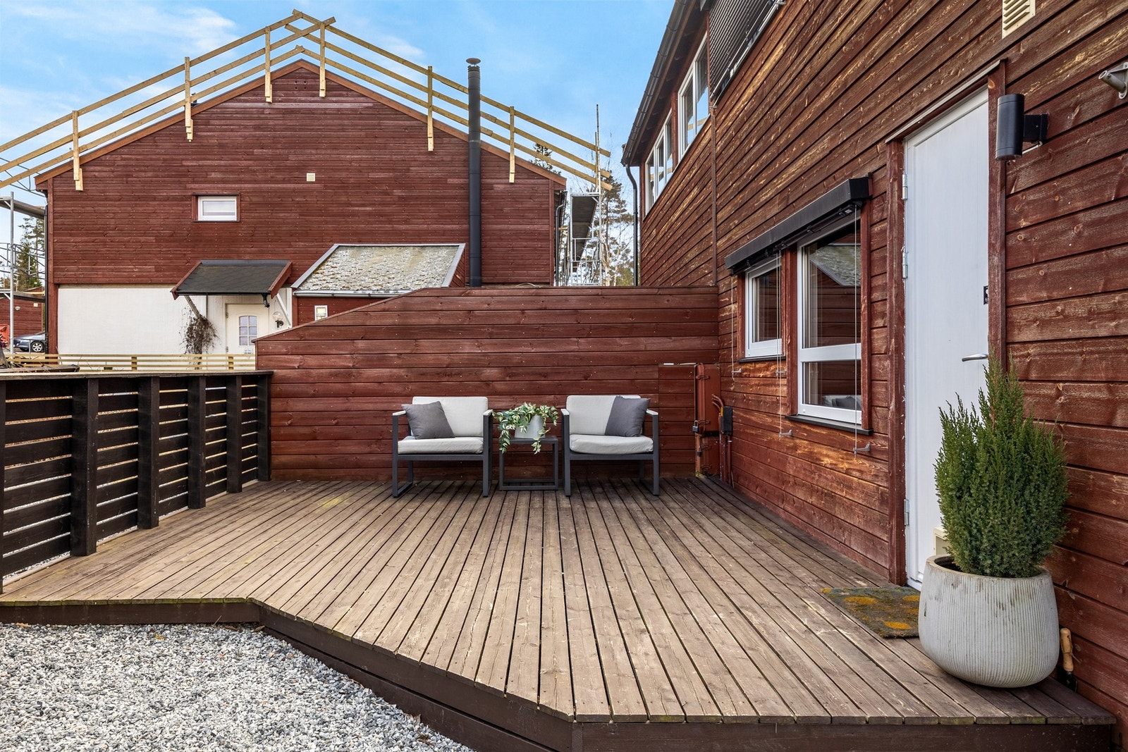 Ved inngangspartiet er det en fin terrasse på ca. 13 m² med utgang også fra vaskerommet. Galleribilde