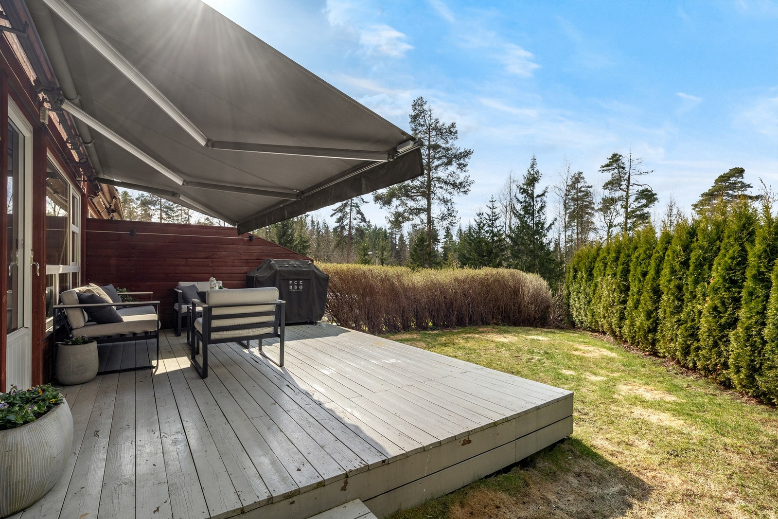 Uteområdet er utstyrt med elektrisk markise og fungerer som en naturlig forlengelse av oppholdsrommet i sommerhalvåret. Galleribilde