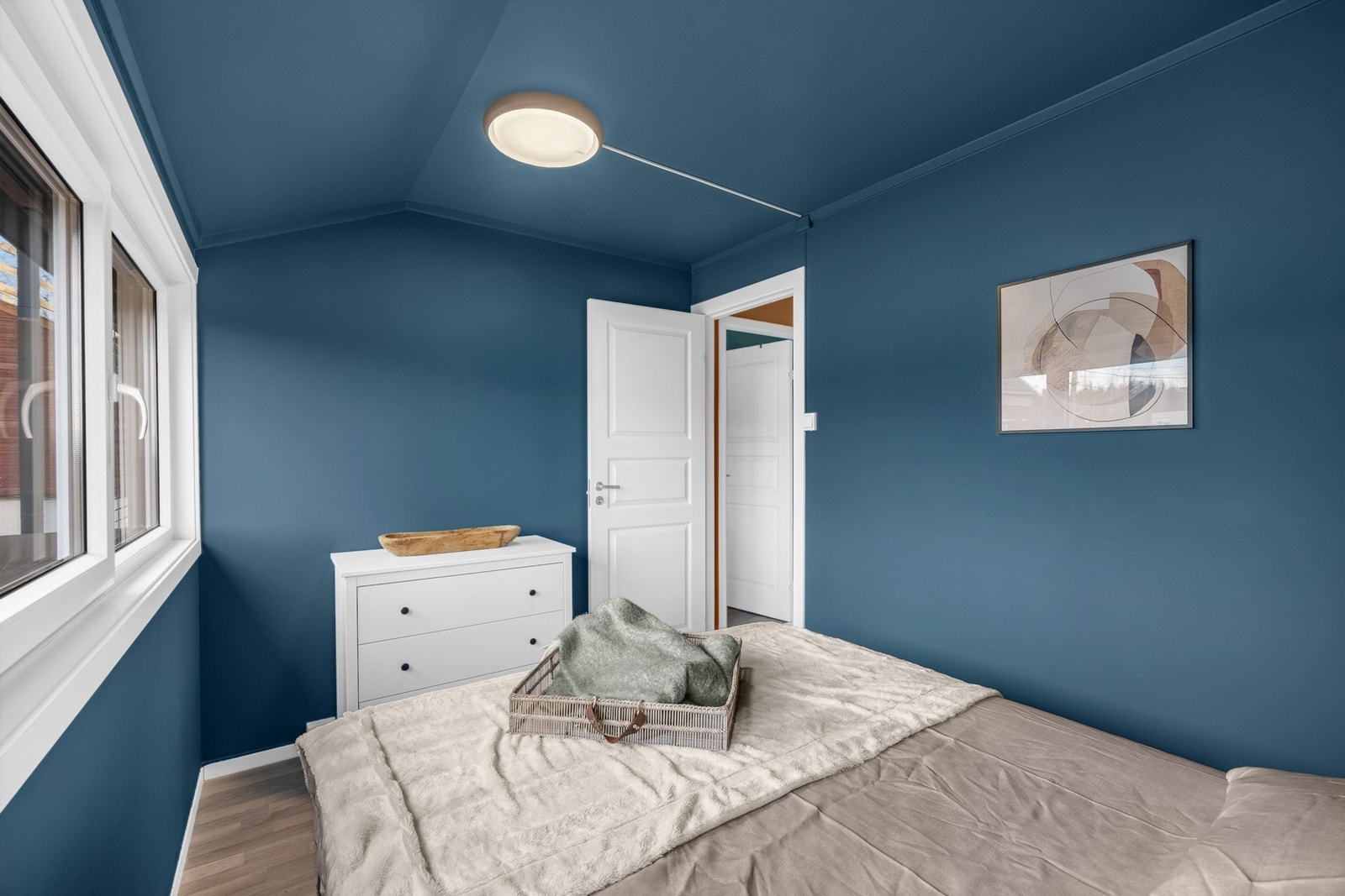 Hovedsoverommet og dette rommet er utstyrt med elektrisk solskjerming, mens de resterende har manuell skjerming. Galleribilde