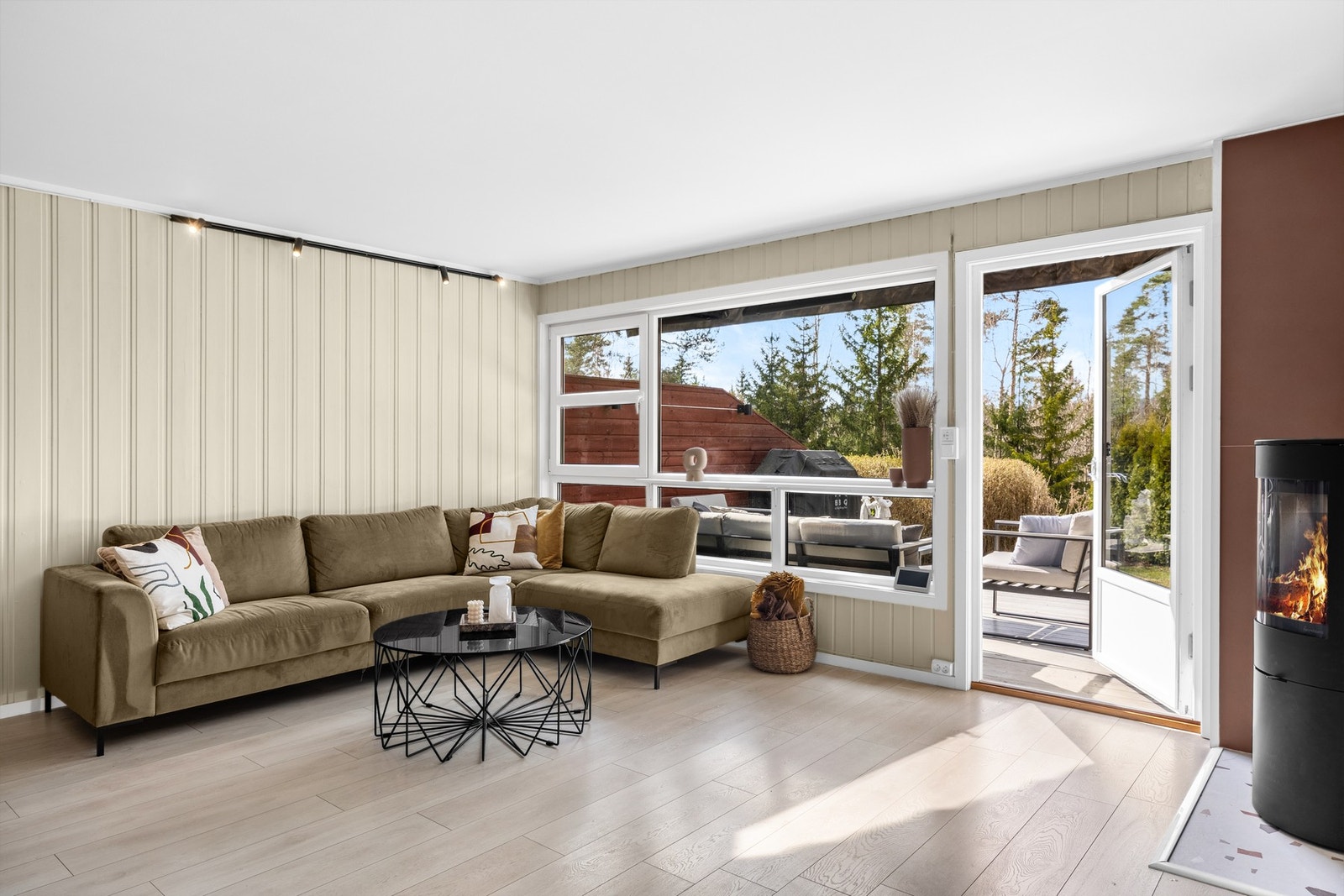 Boligen har en lys og innbydende stue med store vindusflater som slipper inn rikelig med naturlig lys og skaper en luftig, behagelig atmosfære. Galleribilde