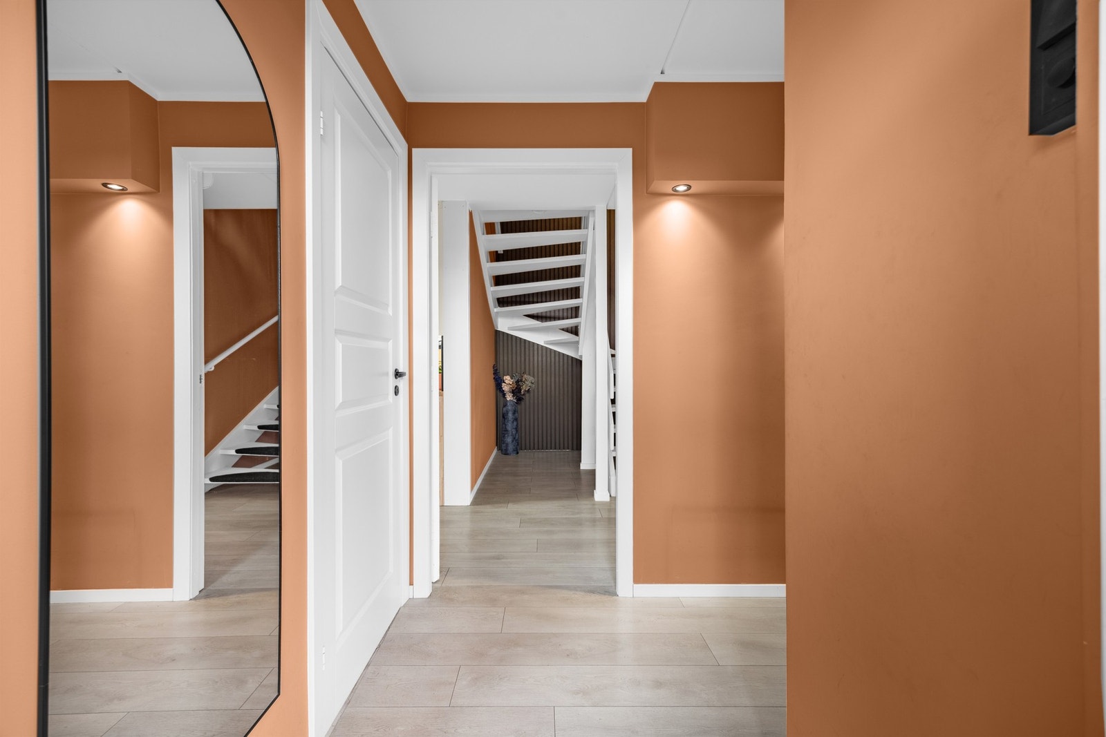 Når du kommer inn i boligen blir du møtt av en lys entré/gang med downlights, som gir et godt førsteinntrykk av boligen. Galleribilde