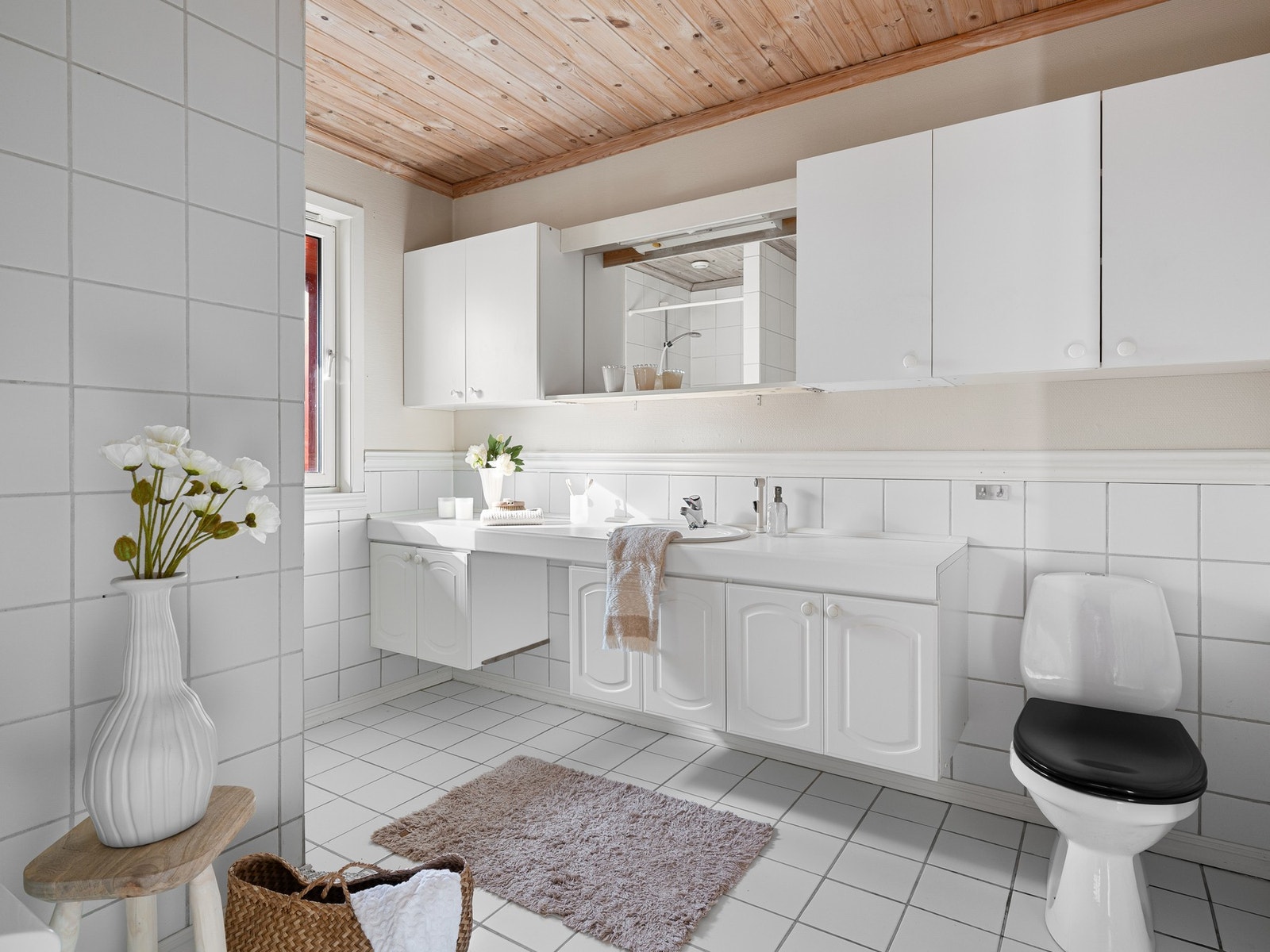 Badet i første etasje har flislagt gulv. Vegger har en kombinasjon av fliser på nedre del og malt strie på øvre del. Galleribilde