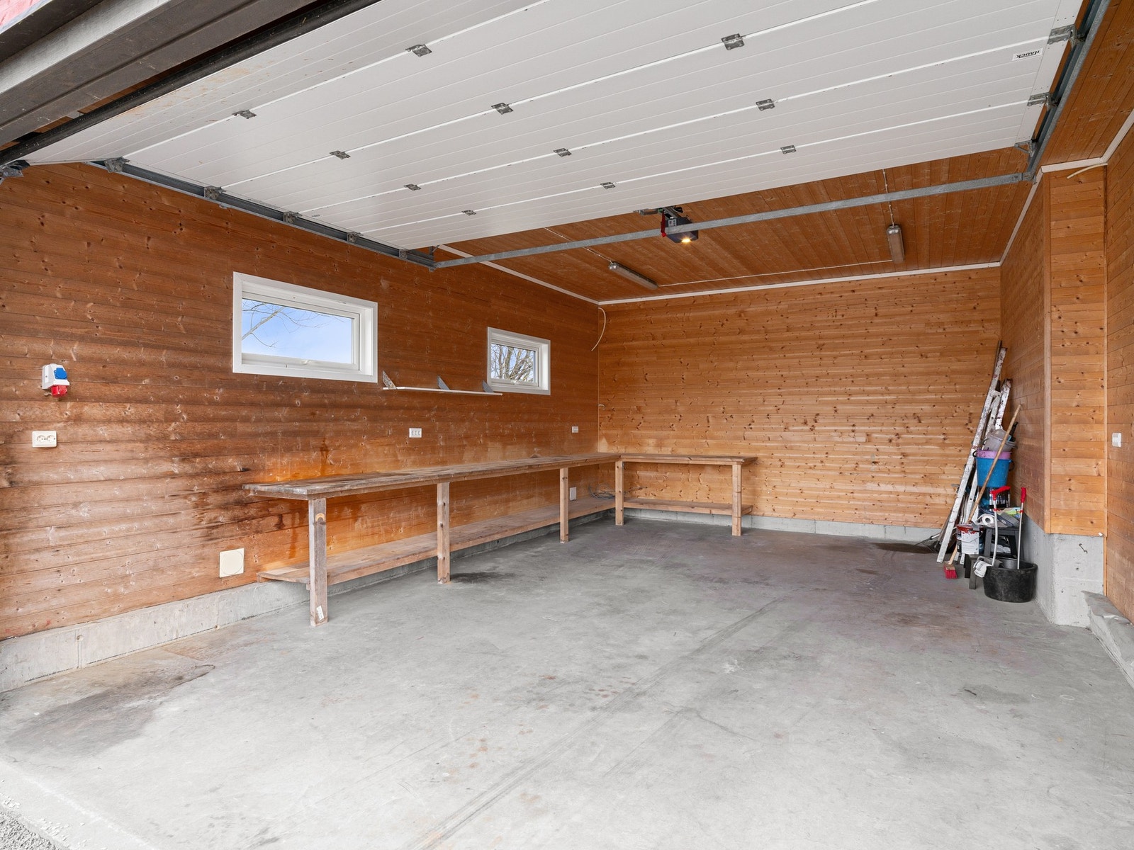 Boligen har parkering i garasje, som er en del av påbygget. Galleribilde