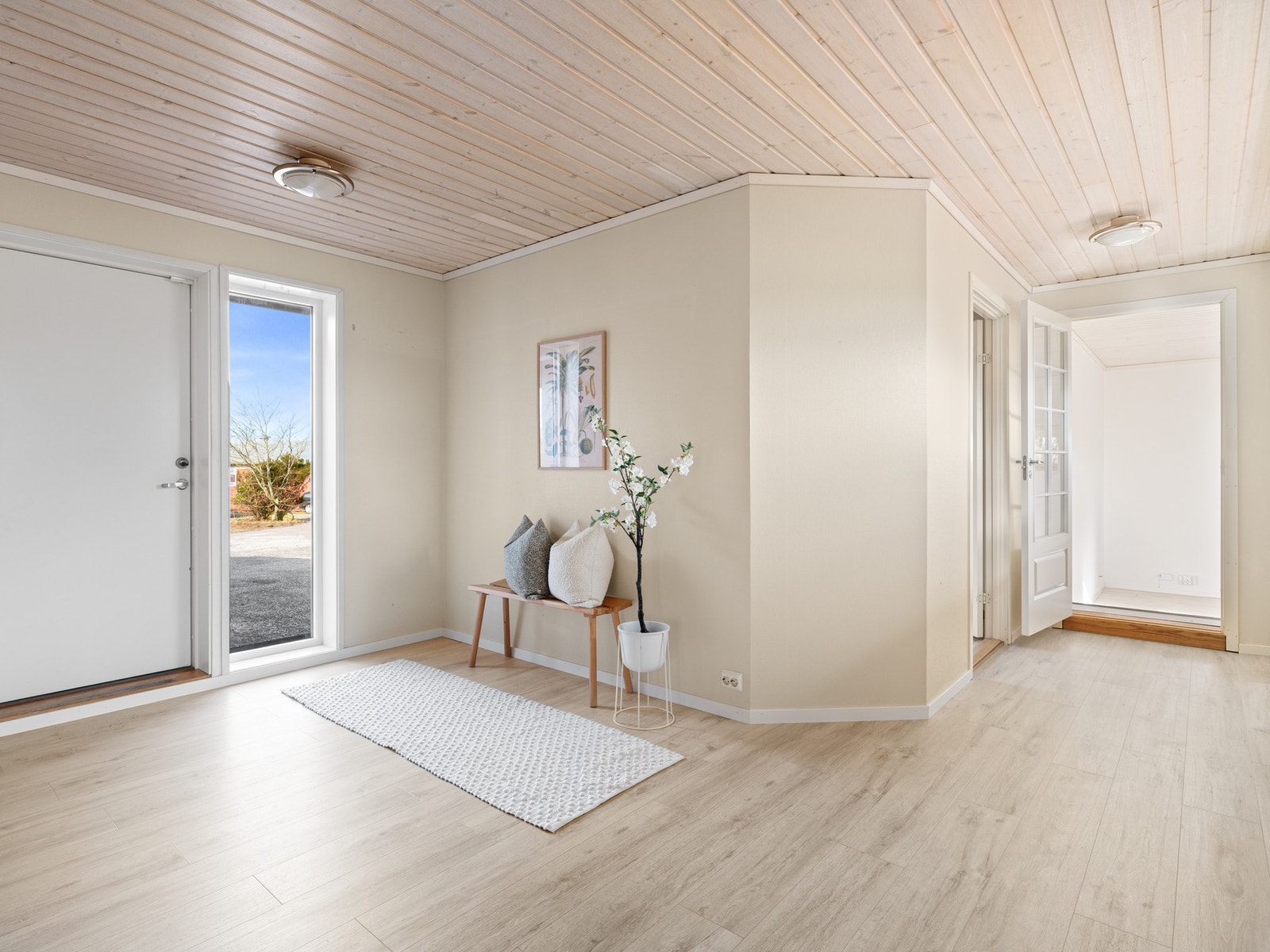 Men kommer inn i boligens hovedetasje til en romslig entré. Galleribilde