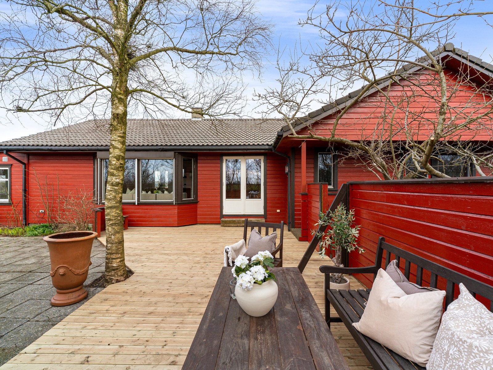 Boligen har et flott opparbeidet uteområde. Galleribilde