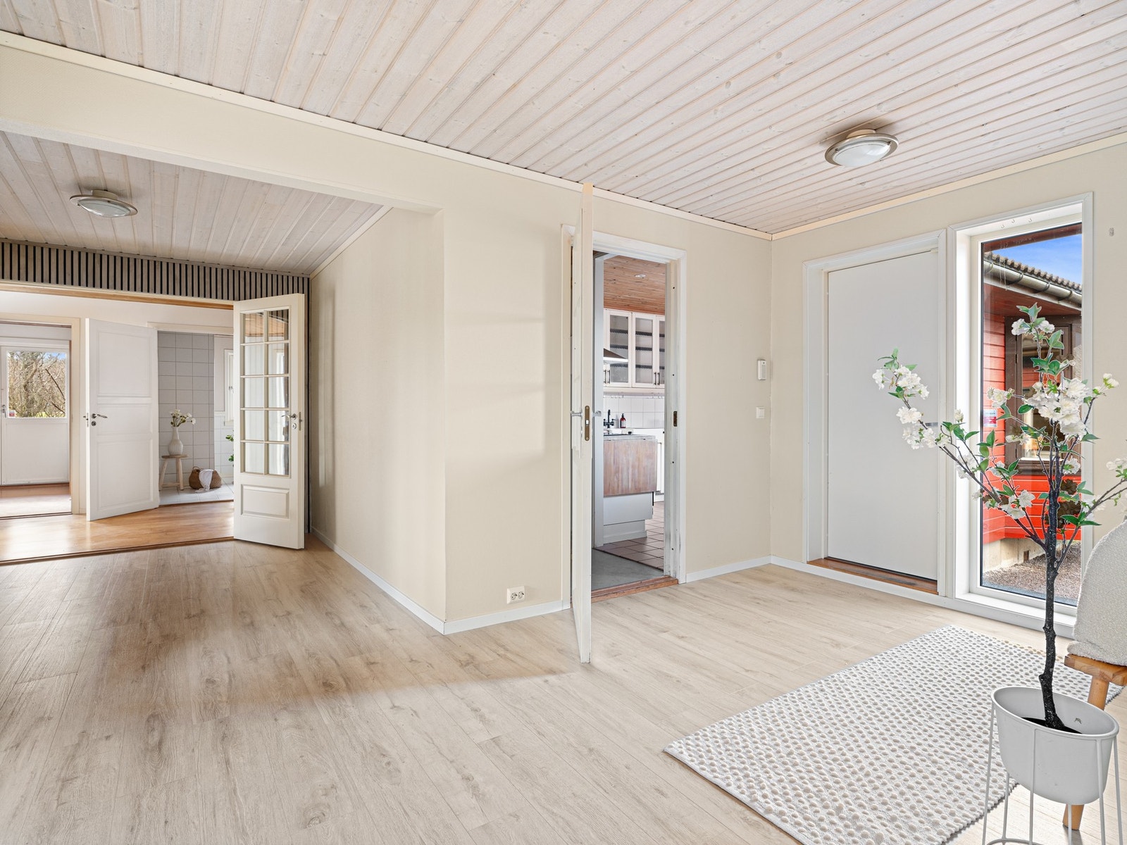 Entréen gir et godt førsteinntrykk med lyse overflater og en romslig utforming. Galleribilde