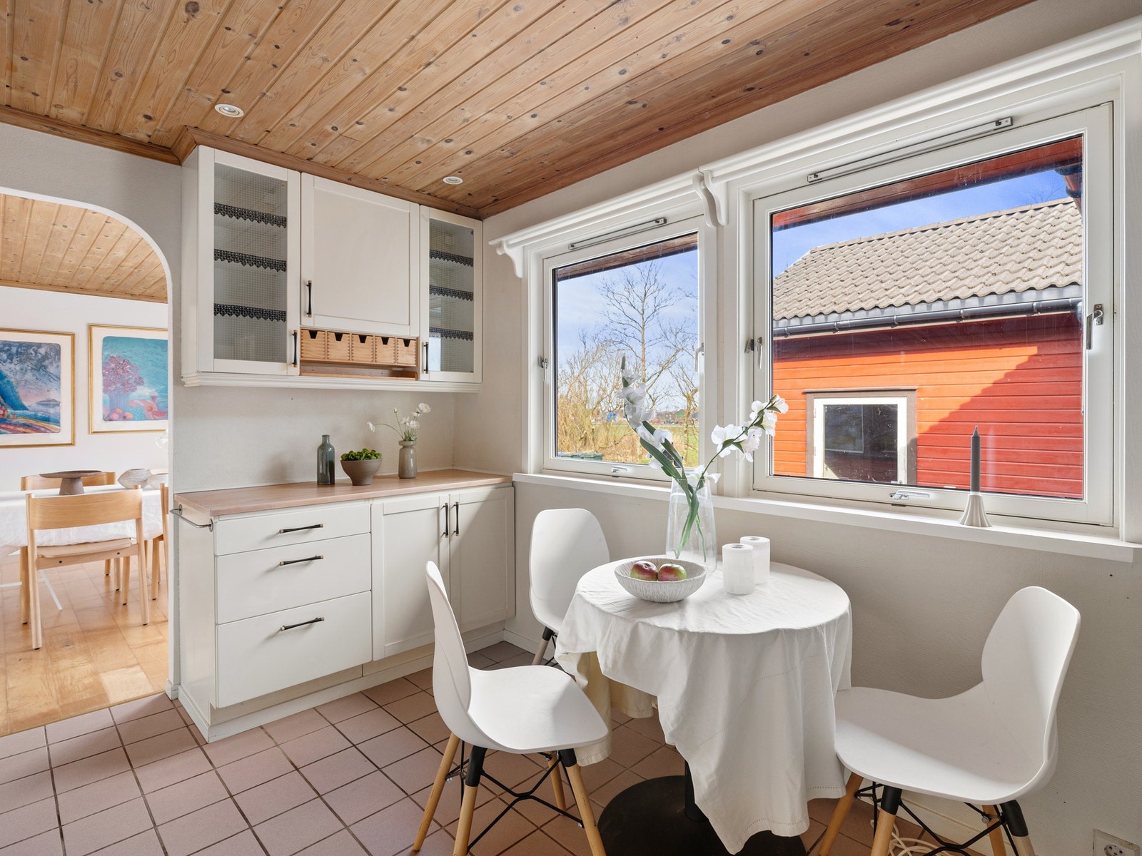 I forlengelse av kjøkkenet har man også plass til spisebord. Galleribilde