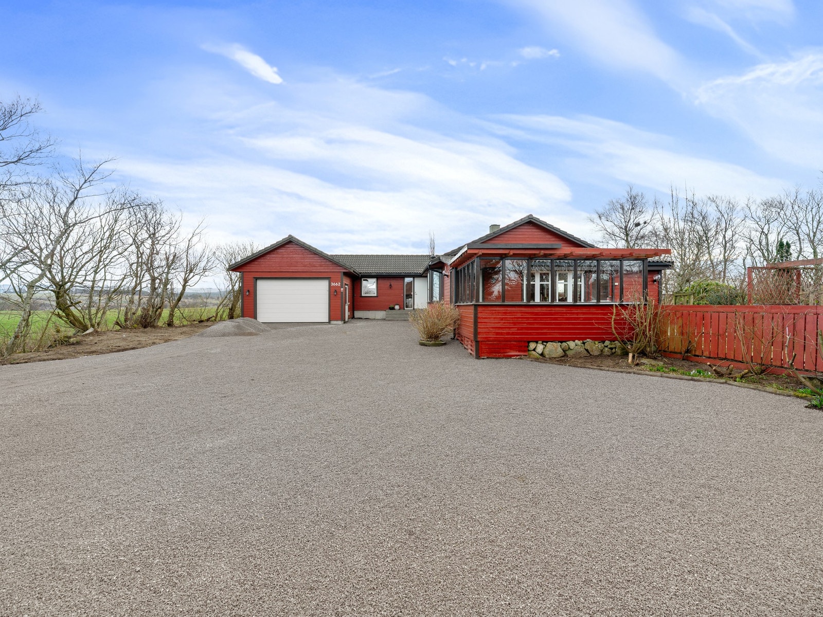 Boligen har parkering i garasje og på egen gårdsplass. Galleribilde