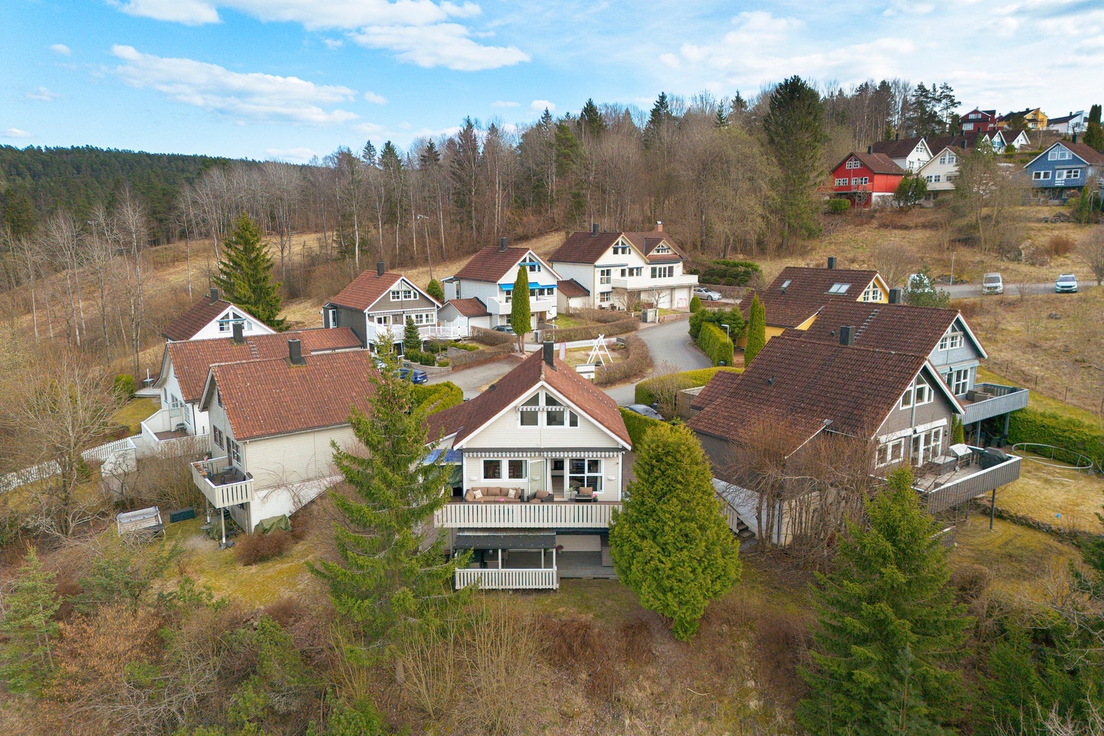 Dronefoto Gamle Bygdevei 313. Boligen ligger innerst i blindvei. Galleribilde