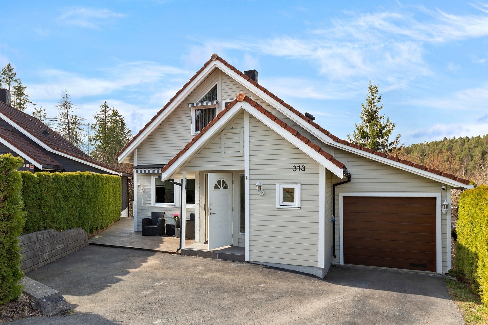 Boligen er 151 m² BRA-i. I tillegg medfølger det garasje på 17 m² BRA-i og utvendig bod på 4 m² BRA-i. Galleribilde
