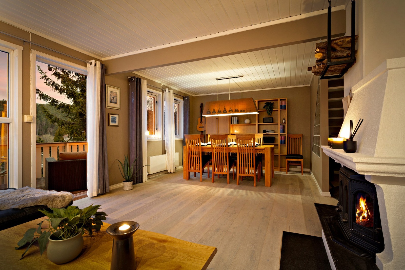 Kveldsbilde stue/spisestue. Galleribilde